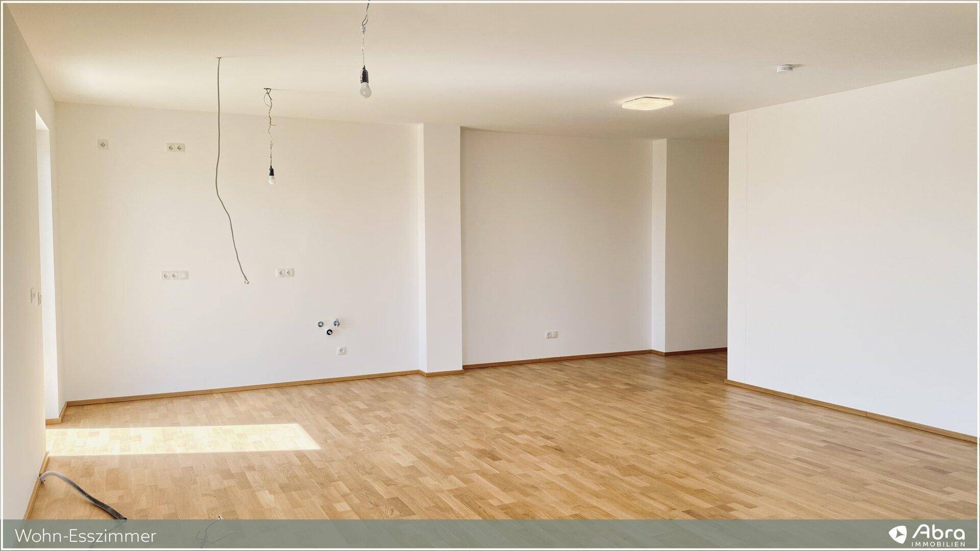 Geräumiger Wohn-Essbereich mit Parkettboden und viel Potenzial für eine moderne Einrichtung.