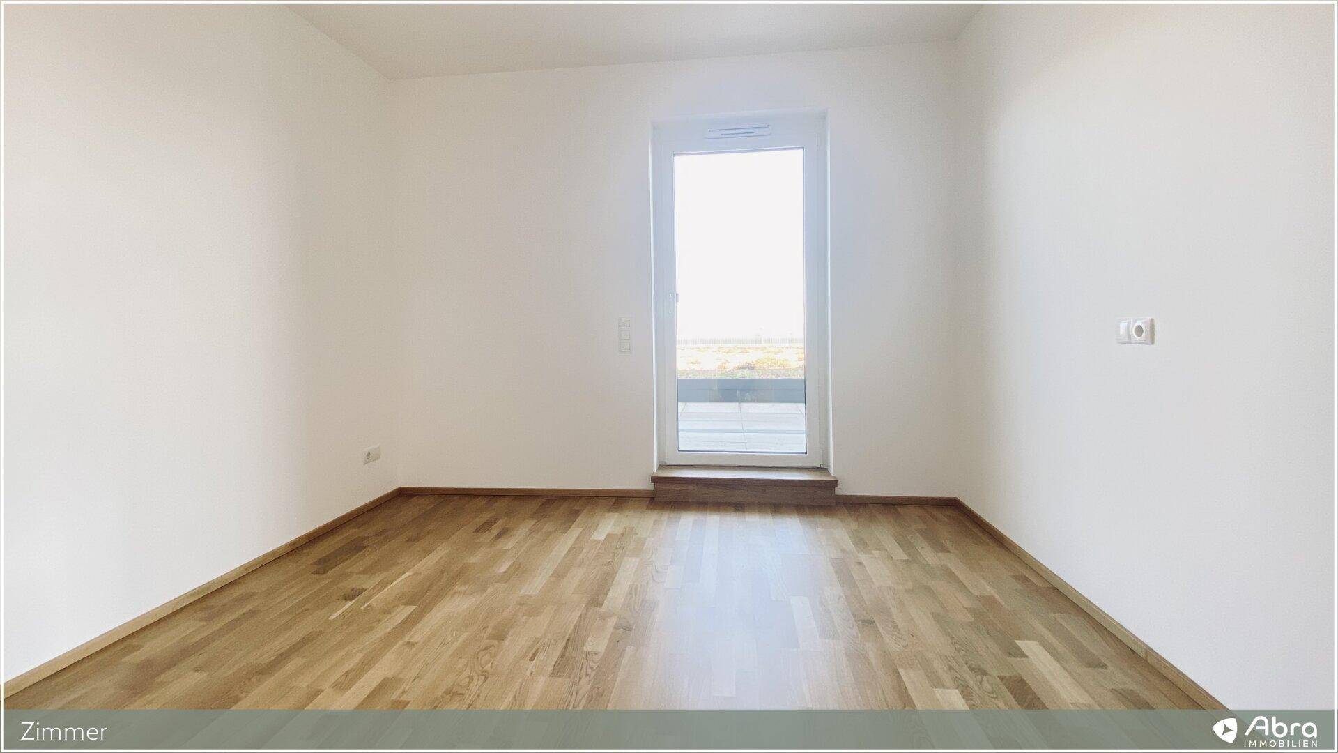 Unmöblierter Raum mit Parkettboden und hellem Fenster, bereit für individuelle Einrichtung.