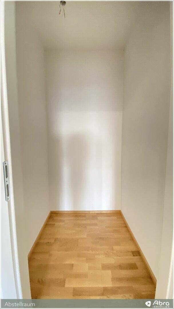 Praktischer Abstellraum mit Holzparkettboden, ideal für zusätzlichen Stauraum im Haushalt.