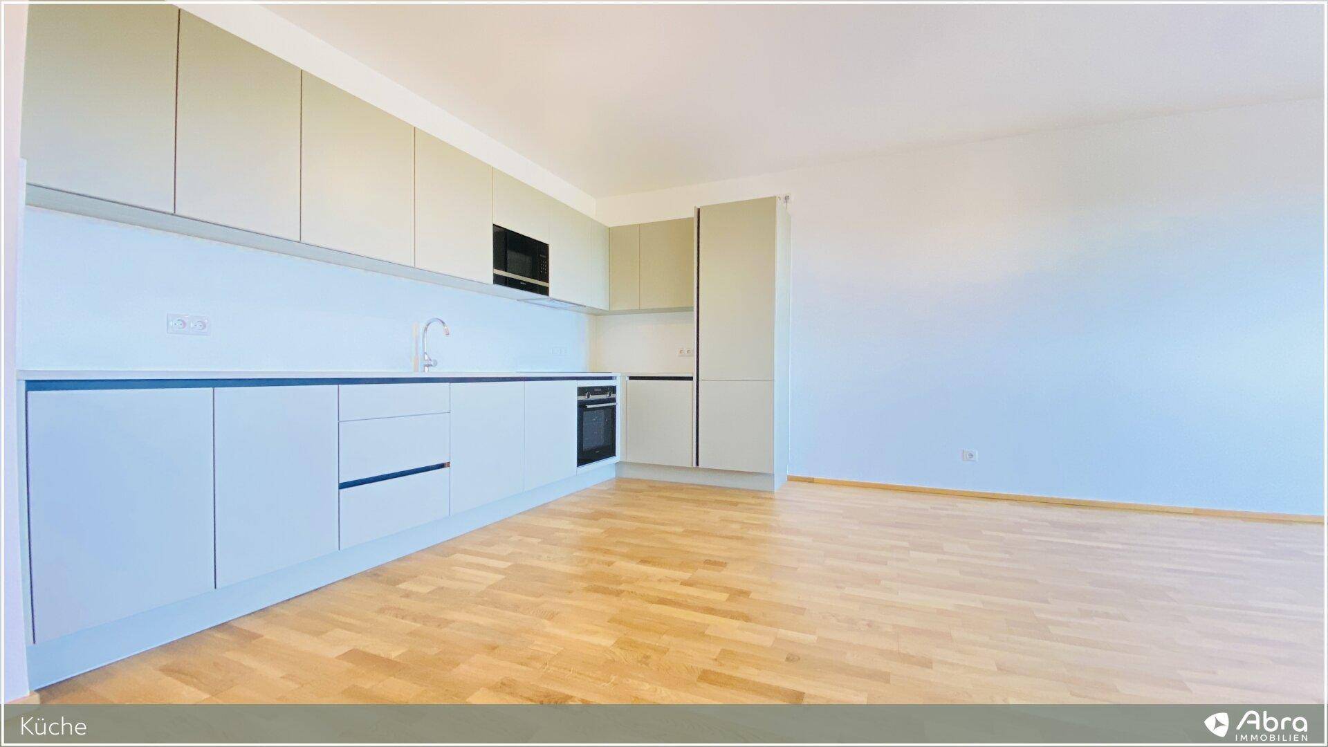 Helle, moderne Küche mit viel Stauraum und hochwertigen Einbaugeräten.