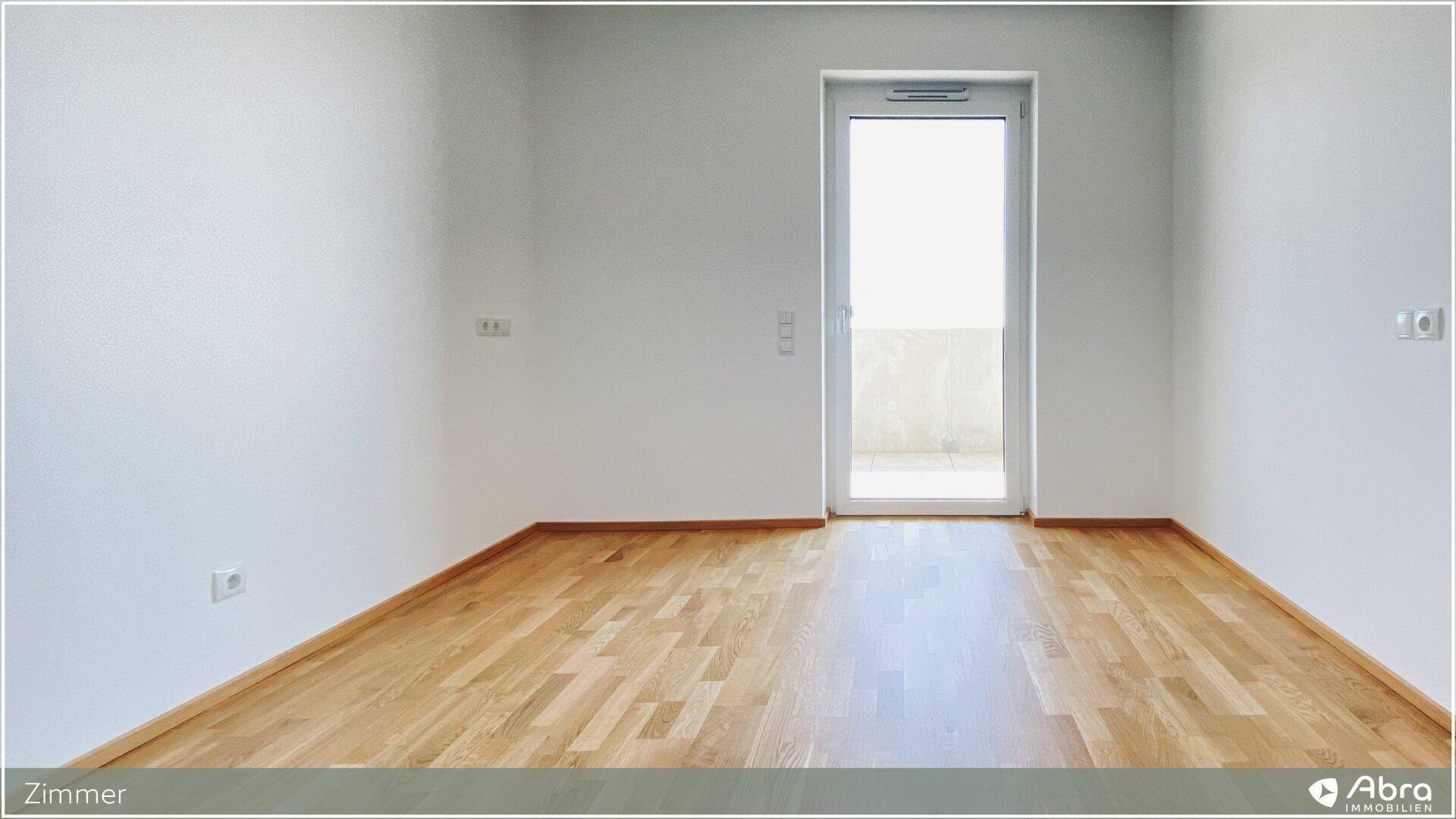 Sonniger Raum mit Parkettboden und Balkontür, ideal als Schlaf- oder Arbeitszimmer.