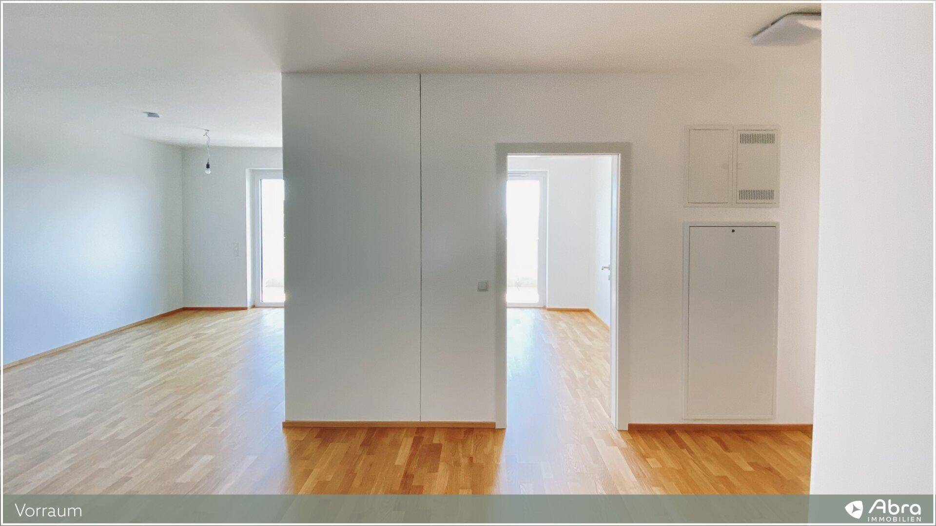 Heller Vorraum mit Parkettboden und Zugang zu verschiedenen Zimmern der Wohnung.
