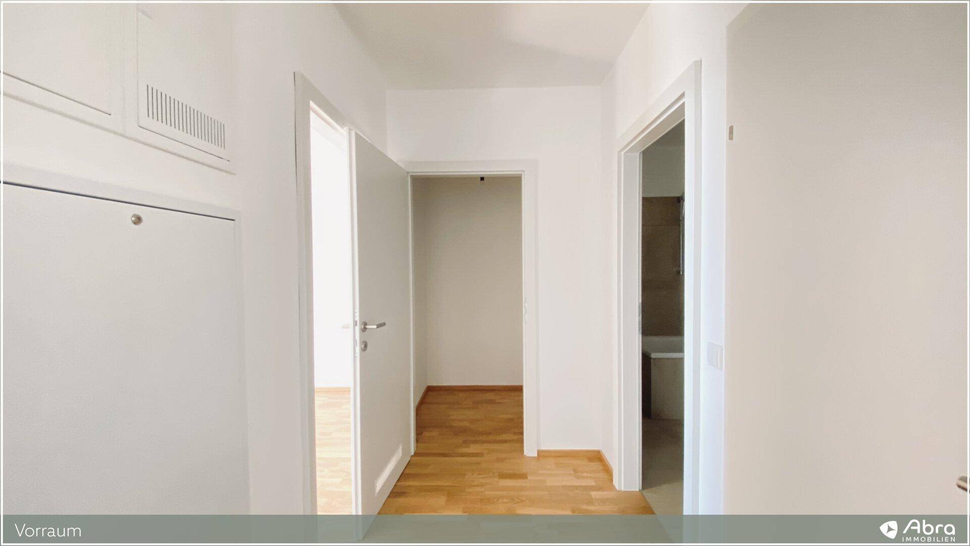 Geräumiger Vorraum mit Parkettboden, der die verschiedenen Bereiche der Wohnung verbindet.