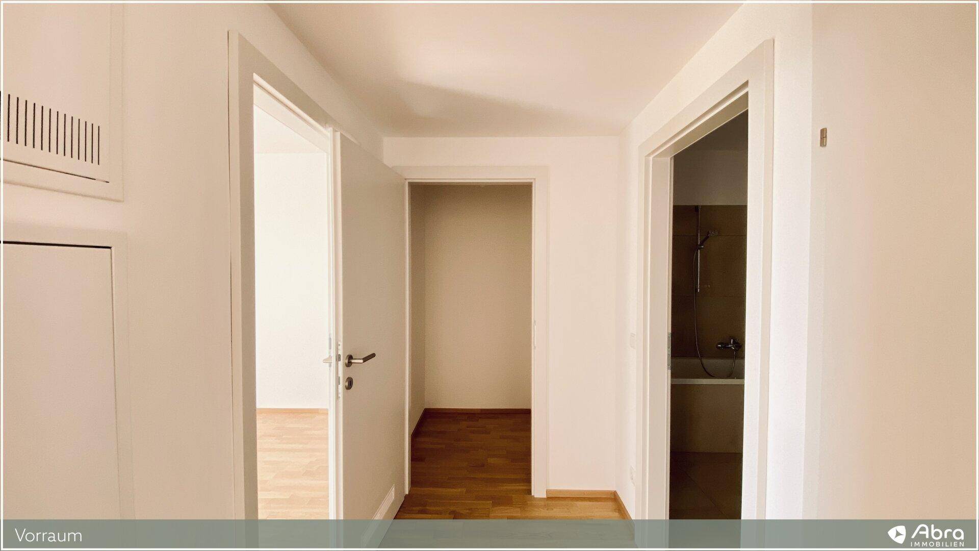 Vorraum mit mehreren Türen, die zu verschiedenen Räumen der Wohnung führen.