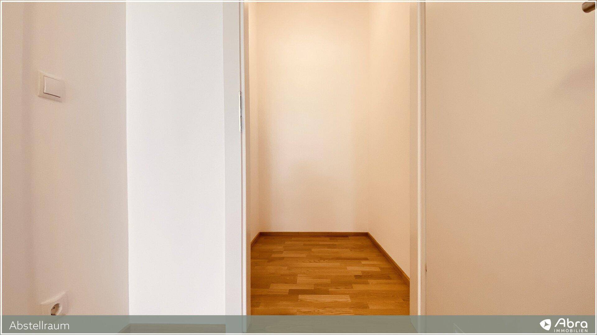 Praktischer Abstellraum mit Holzboden, ideal für zusätzlichen Stauraum.