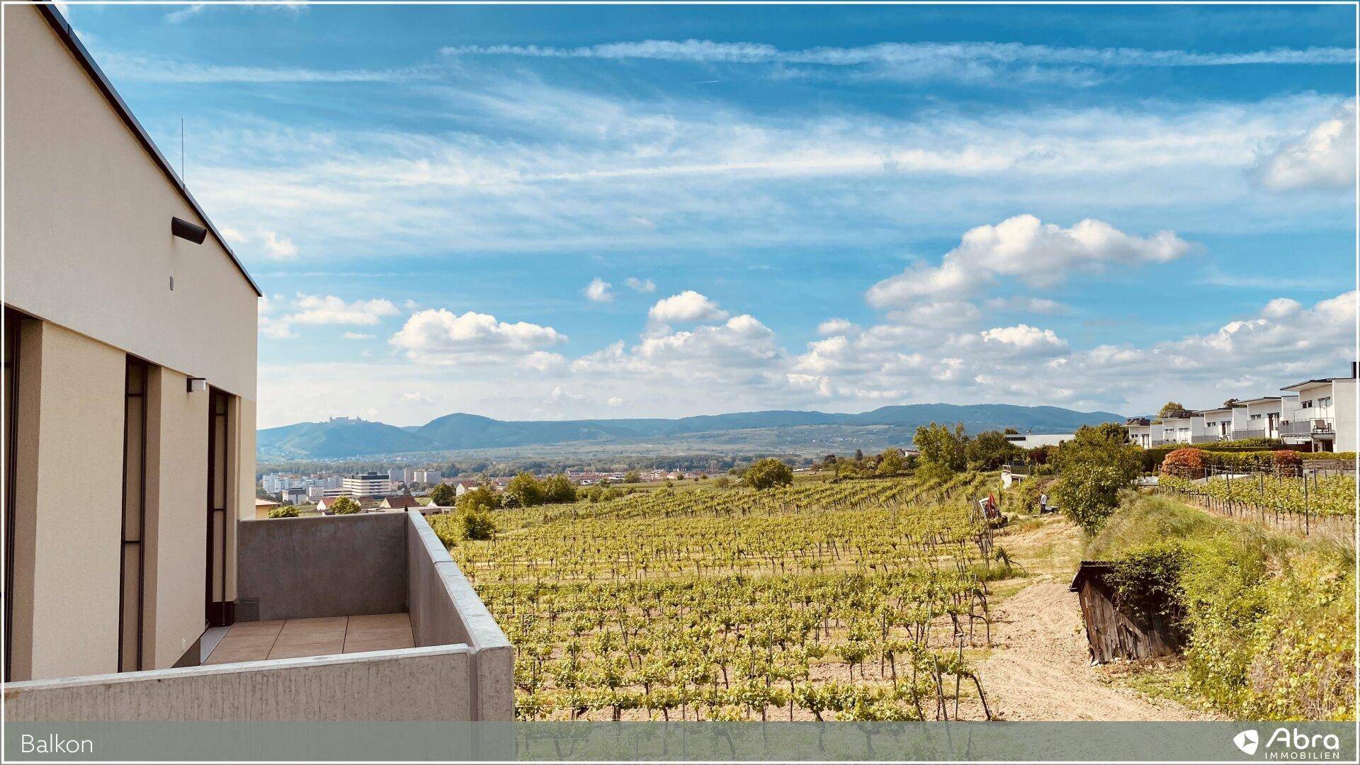 Weitläufiger Balkon mit atemberaubendem Panoramablick über Weinberge und die malerische Landschaft.