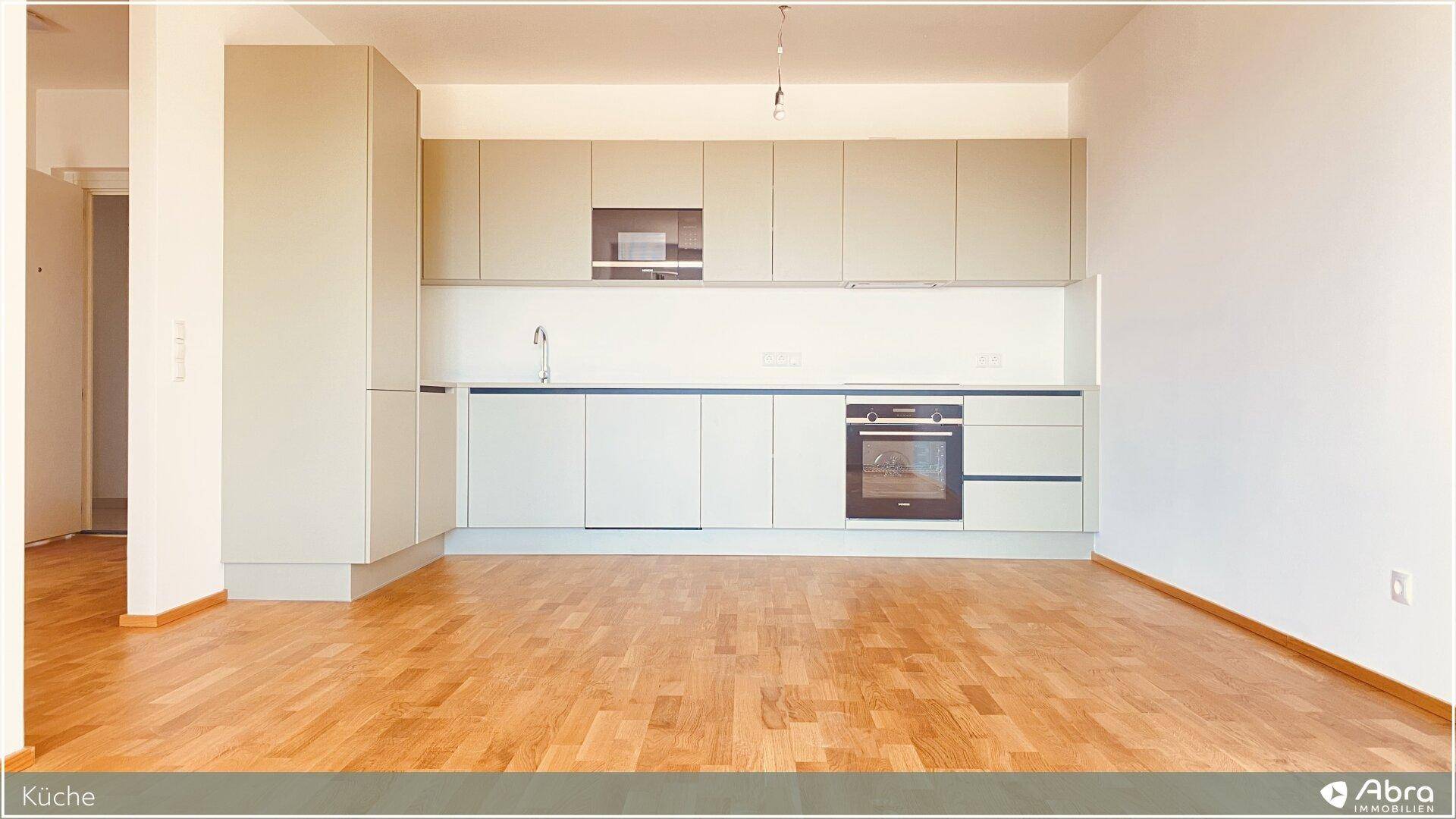 Moderne Einbauküche in hellem Design mit integriertem Backofen und viel Stauraum.