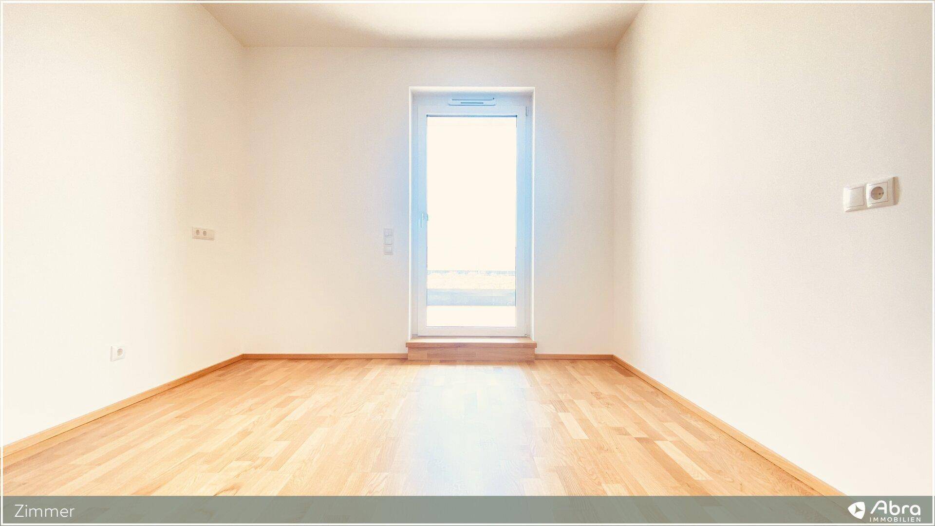 Helles Schlafzimmer mit Parkettboden und einem Fenster, das viel Tageslicht hereinlässt.