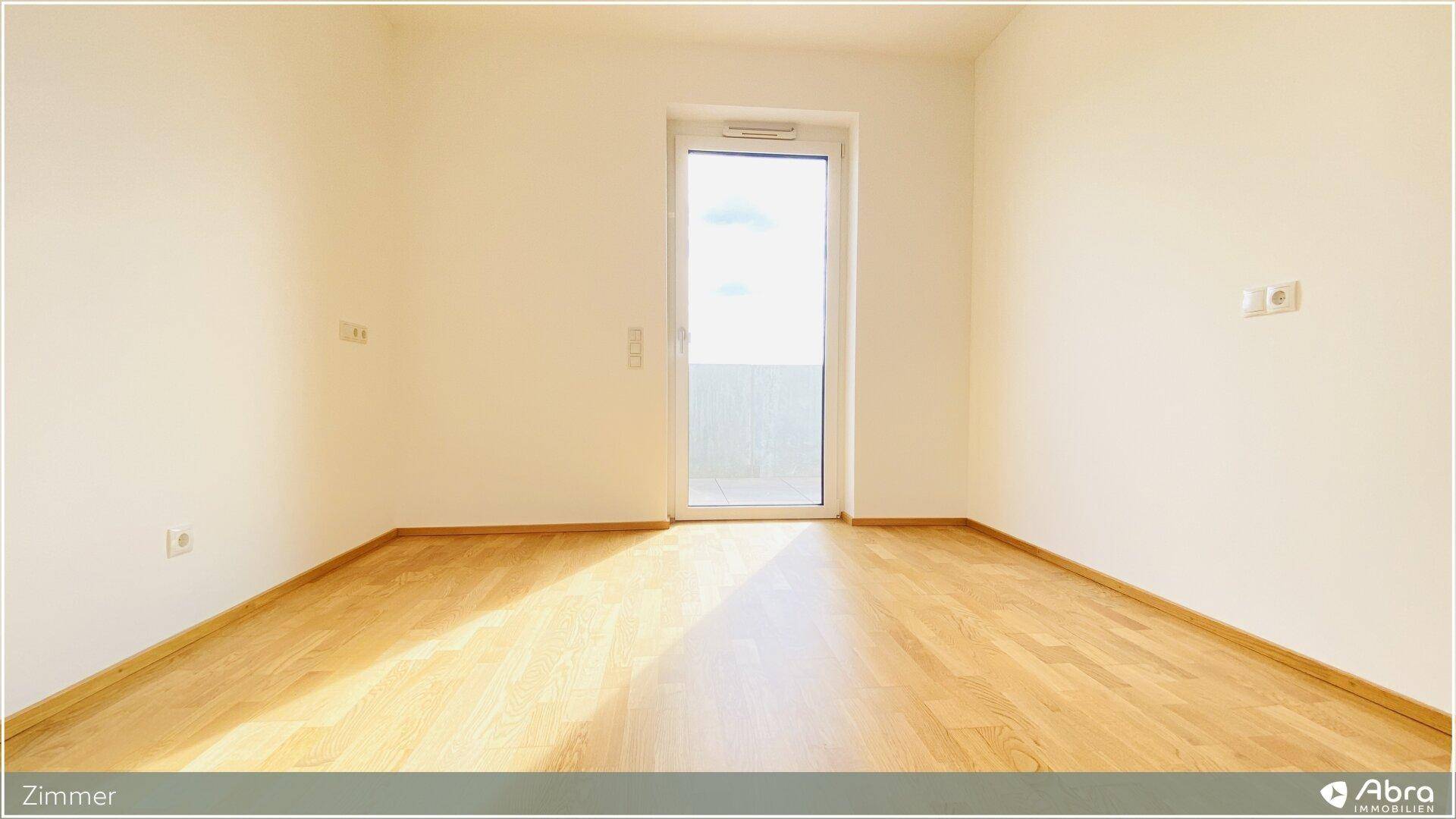 Geräumiges Zimmer mit Parkettboden und hellem Fenster, bietet eine angenehme Wohnatmosphäre.