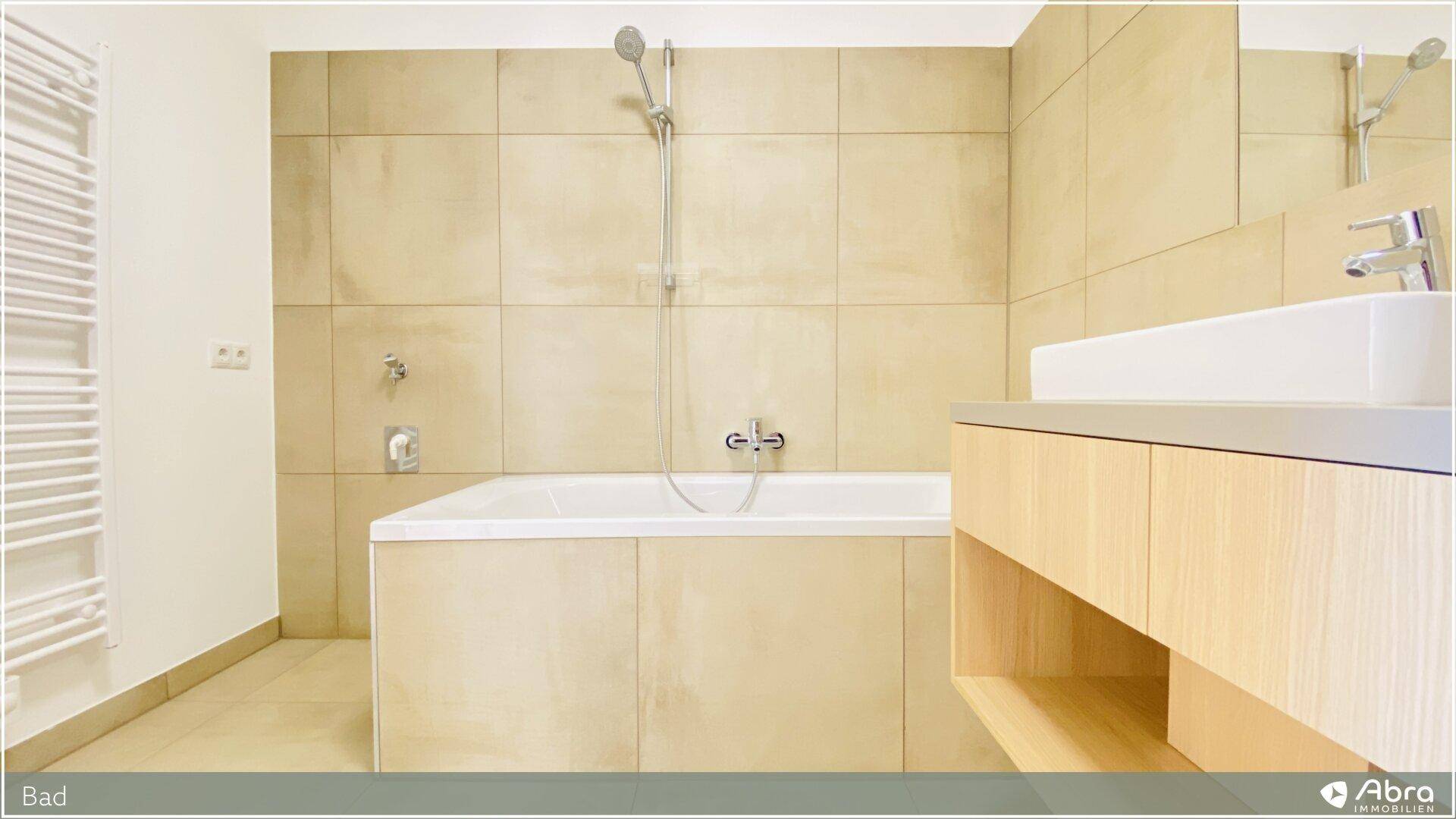 Geräumiges Badezimmer mit Badewanne und Waschtisch, bietet Komfort und moderne Ausstattung.