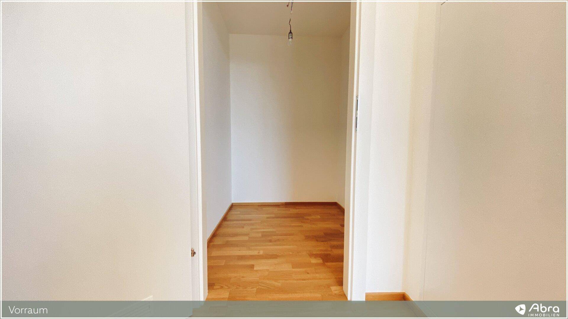 Kleiner, heller Raum mit Parkettboden, ideal als Abstellraum oder begehbarer Kleiderschrank.