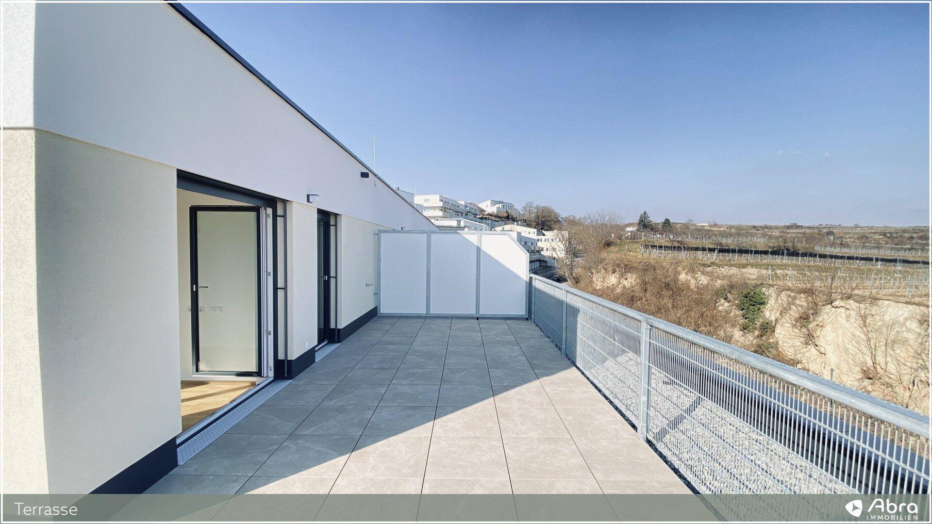 Große Terrasse mit Fliesenboden und Panoramablick auf die Weinberge und die Umgebung.
