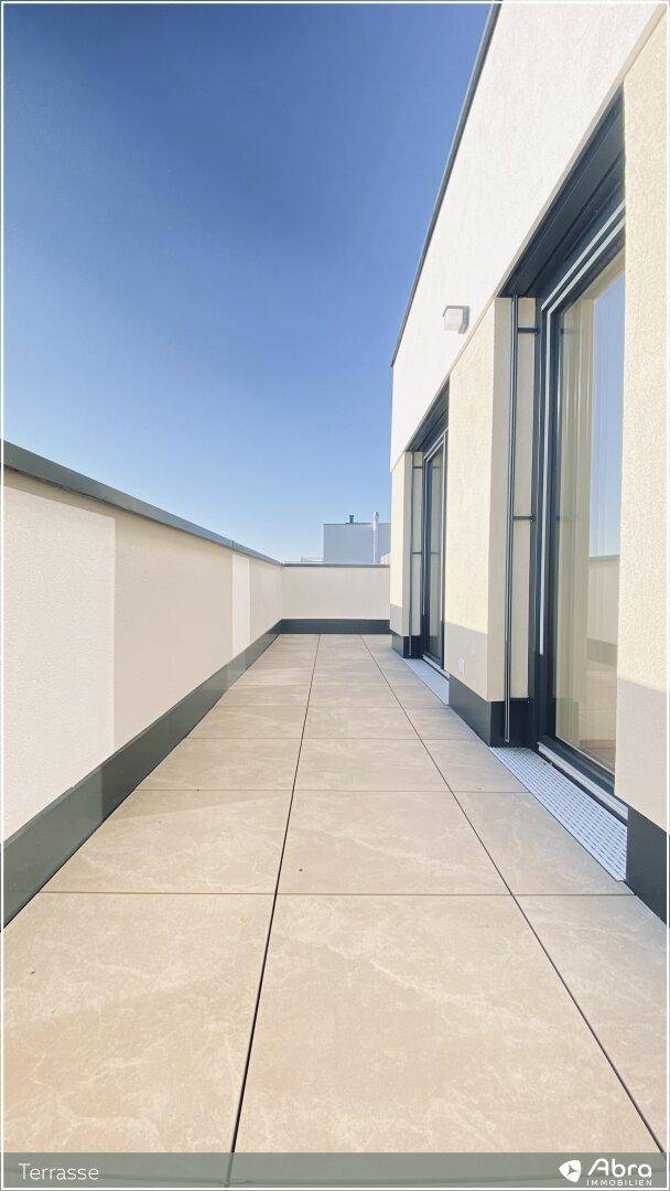 Lange Terrasse mit Fliesenboden und weitem Blick, ideal für entspannte Stunden im Freien.