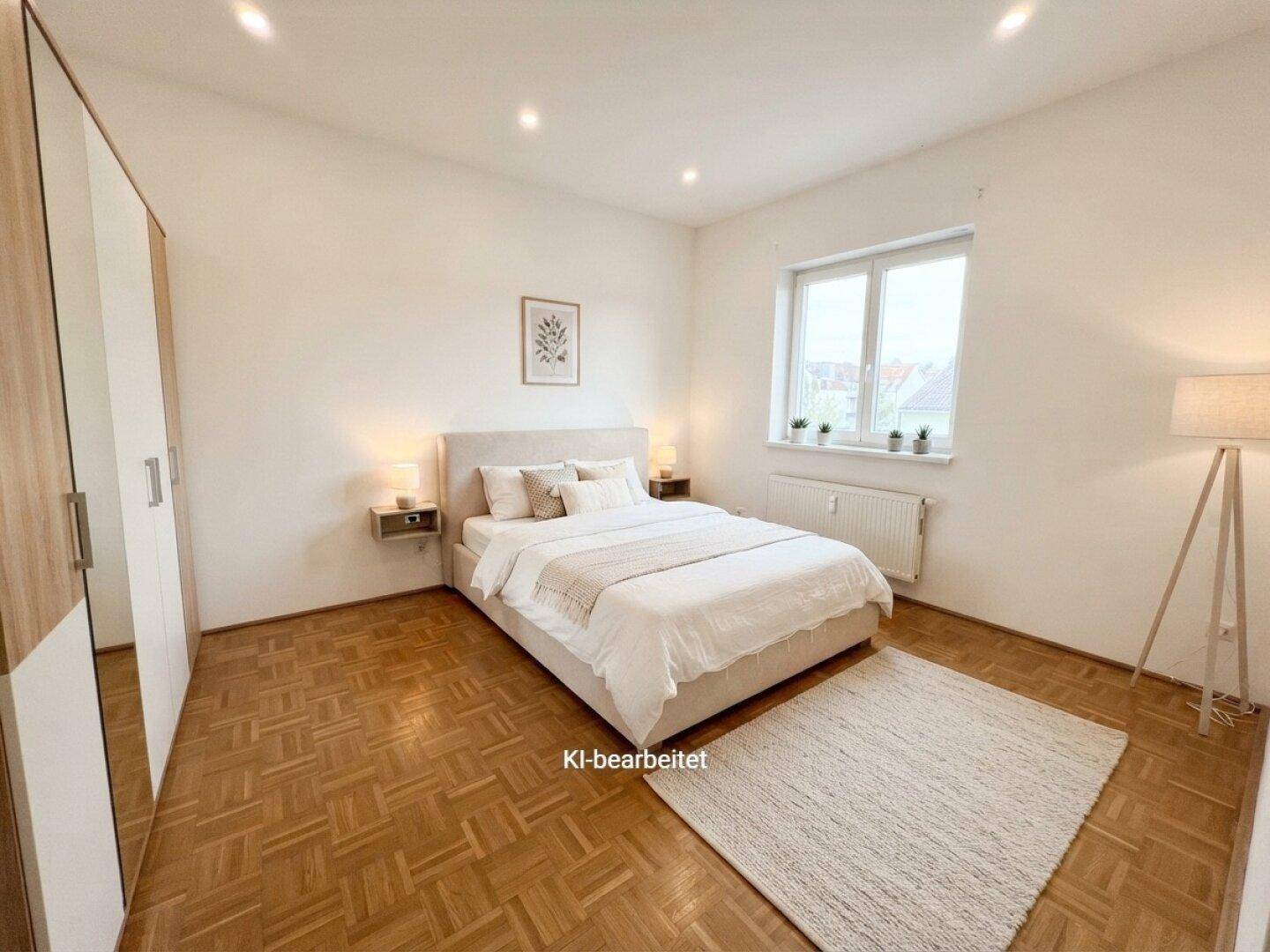 Gemütliches Schlafzimmer mit Parkettboden, Einbauschrank und indirekter Deckenbeleuchtung, hell und modern.
