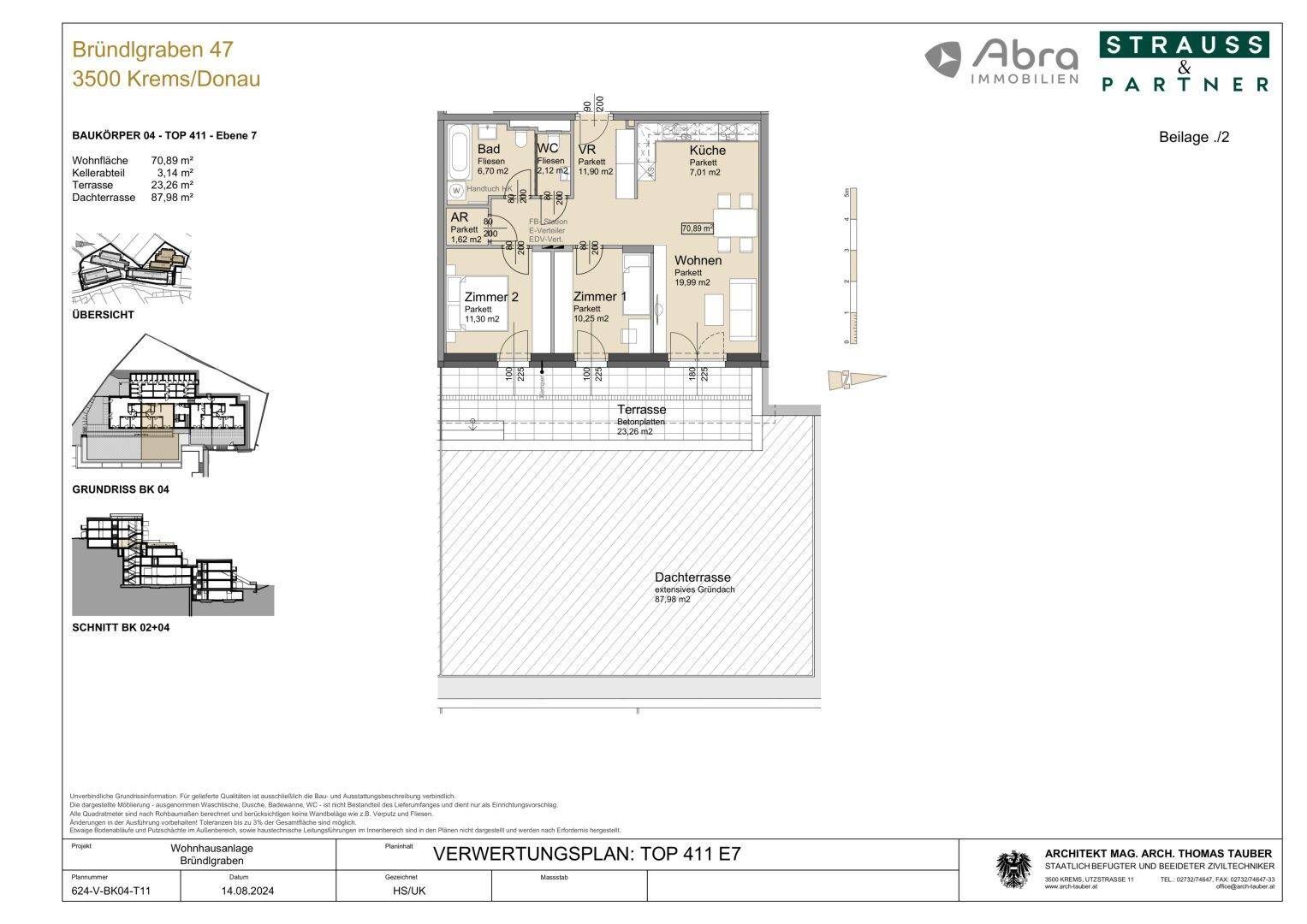 Grundriss der Wohnung mit drei Zimmern, Terrasse und großer Dachterrasse.