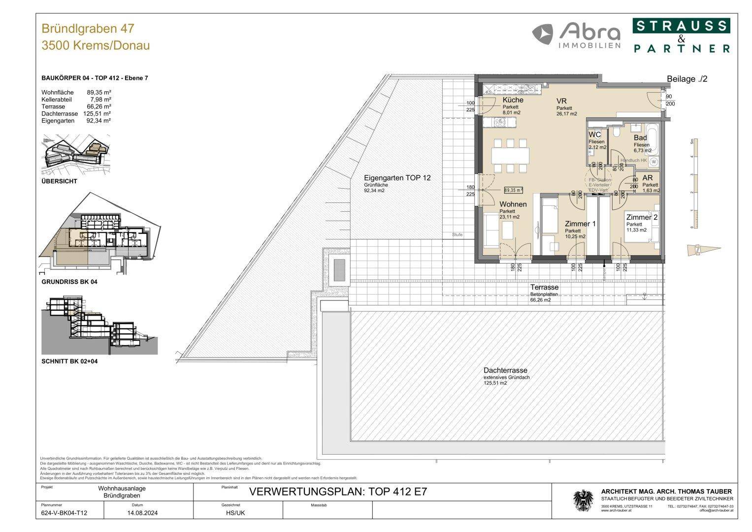 Grundriss einer Wohnung mit offener Küche, zwei Schlafzimmern, zwei Bädern und großer Terrasse sowie Dachterrasse.