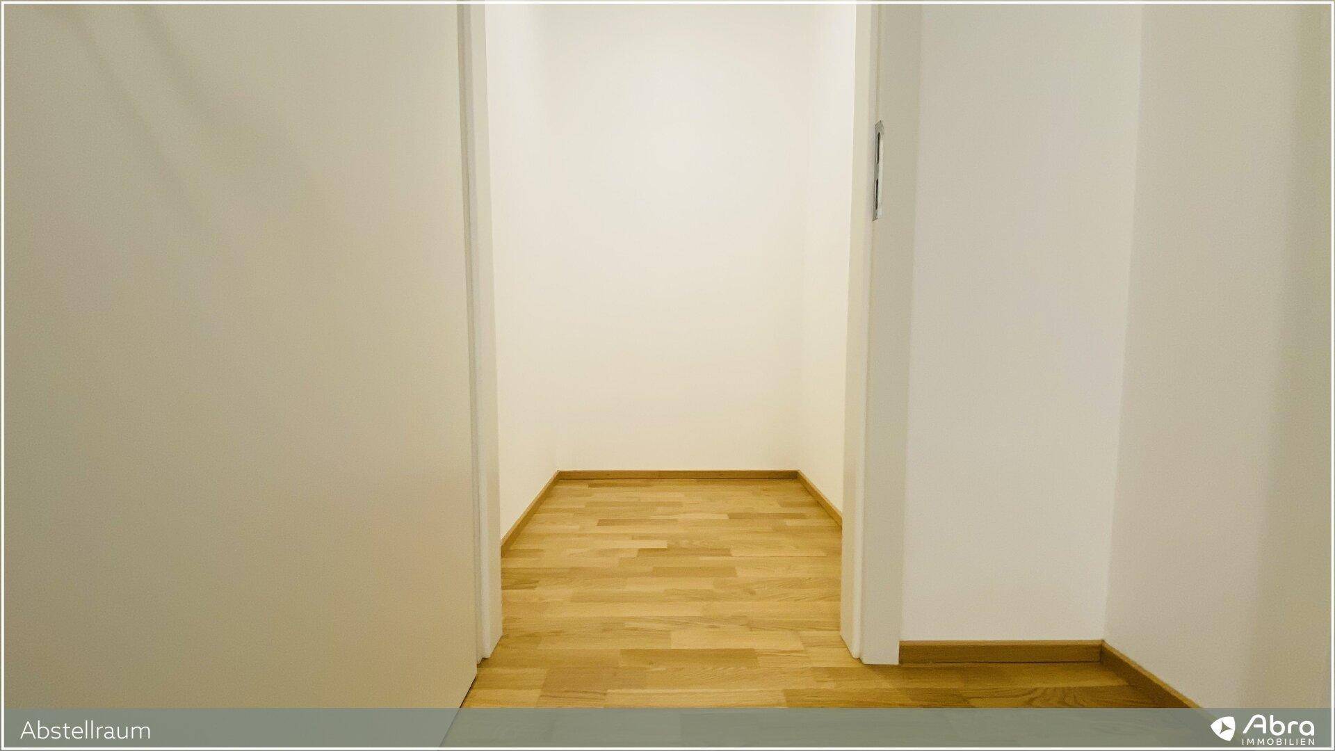 Heller Abstellraum mit Parkettboden, ideal für zusätzlichen Stauraum im neuen Gebäude.