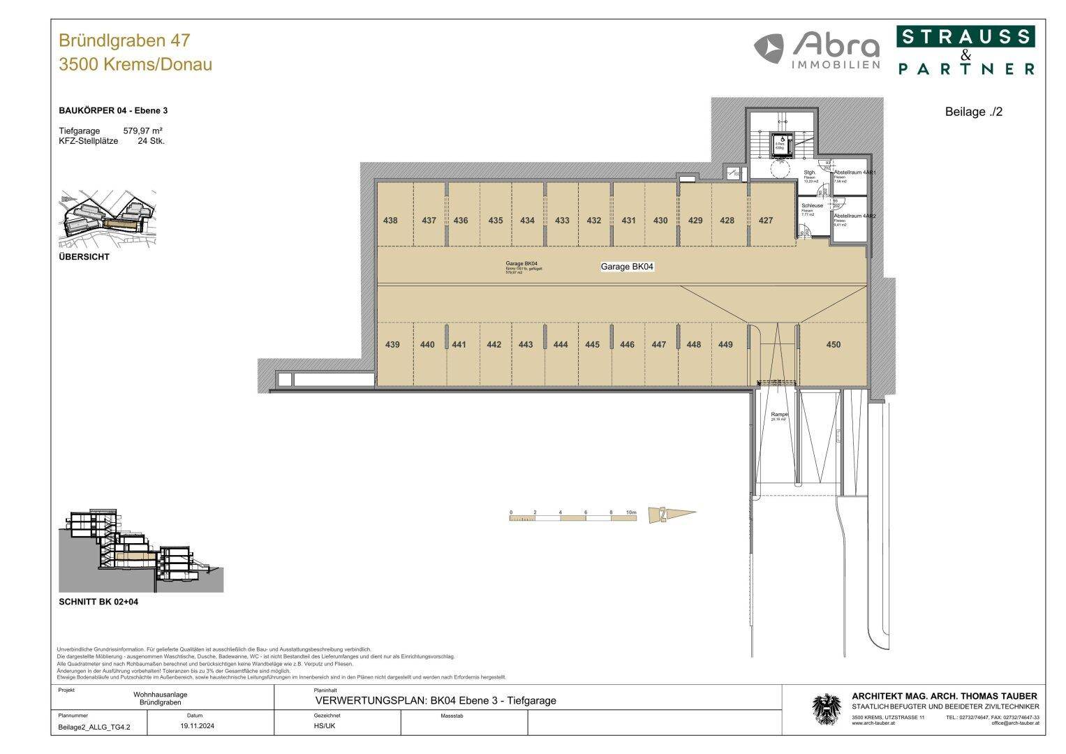 Grundriss einer Tiefgarage mit zahlreichen nummerierten Stellplätzen für Fahrzeuge.