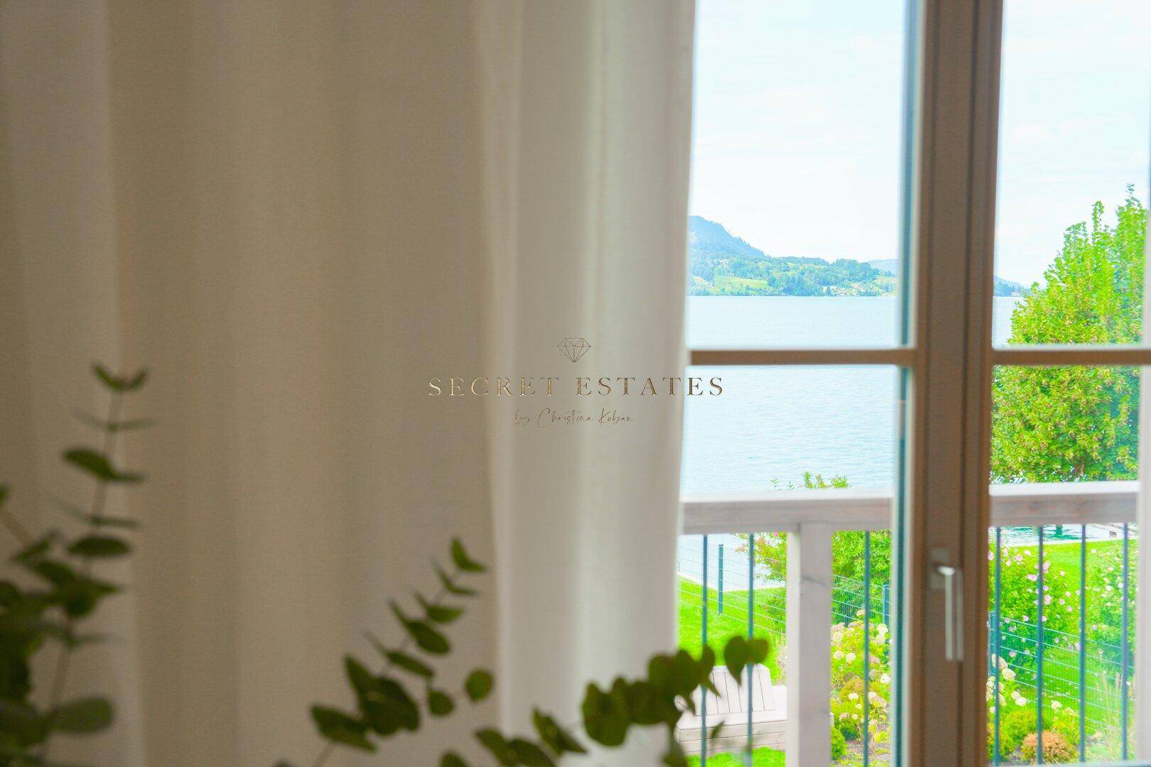 Detailansicht des Seeblicks aus dem Schlafzimmer mit grüner Umgebung.