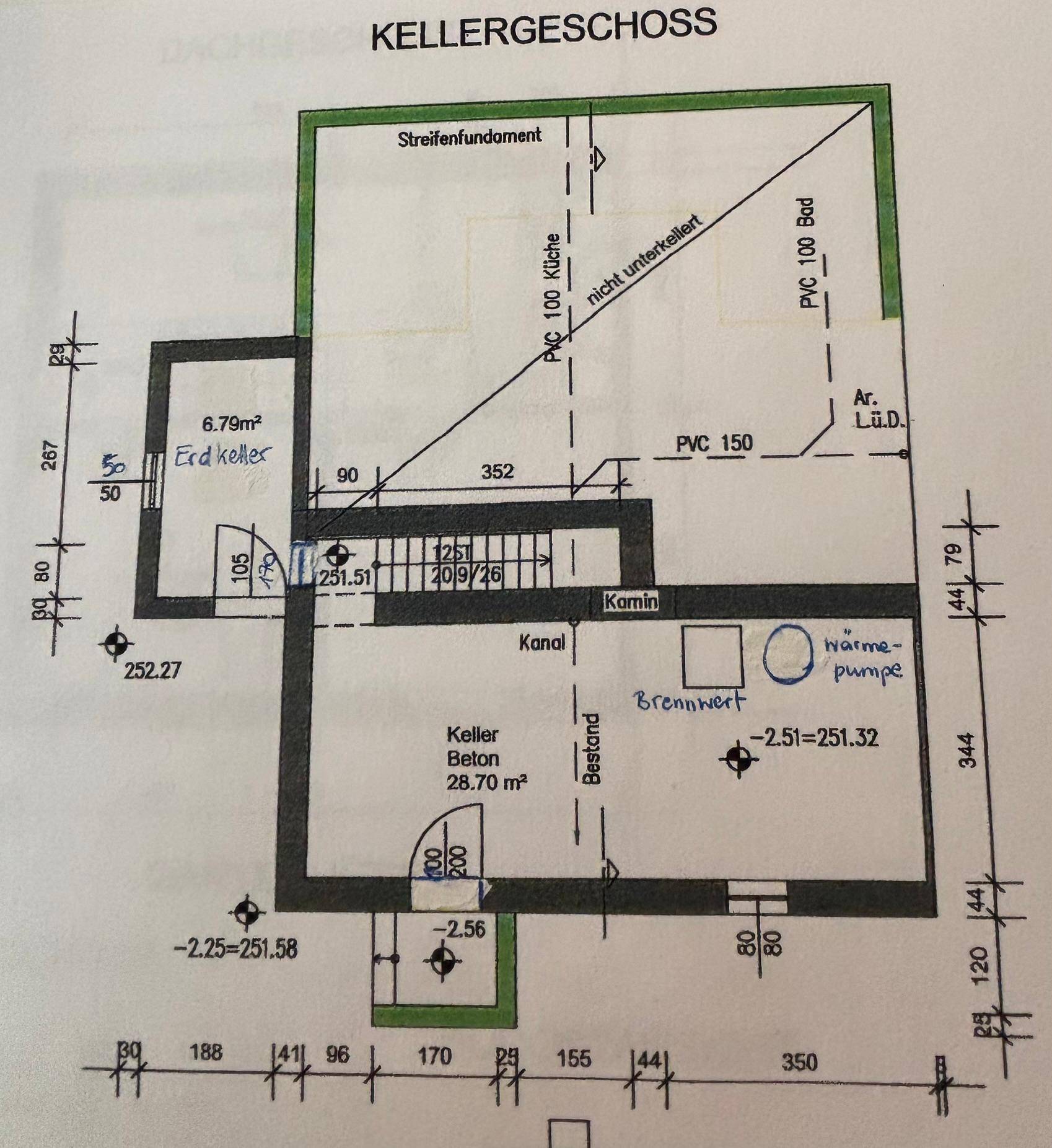Grundriss des Kellergeschosses mit Heizungsraum, Kellerraum und Wärmepumpe.