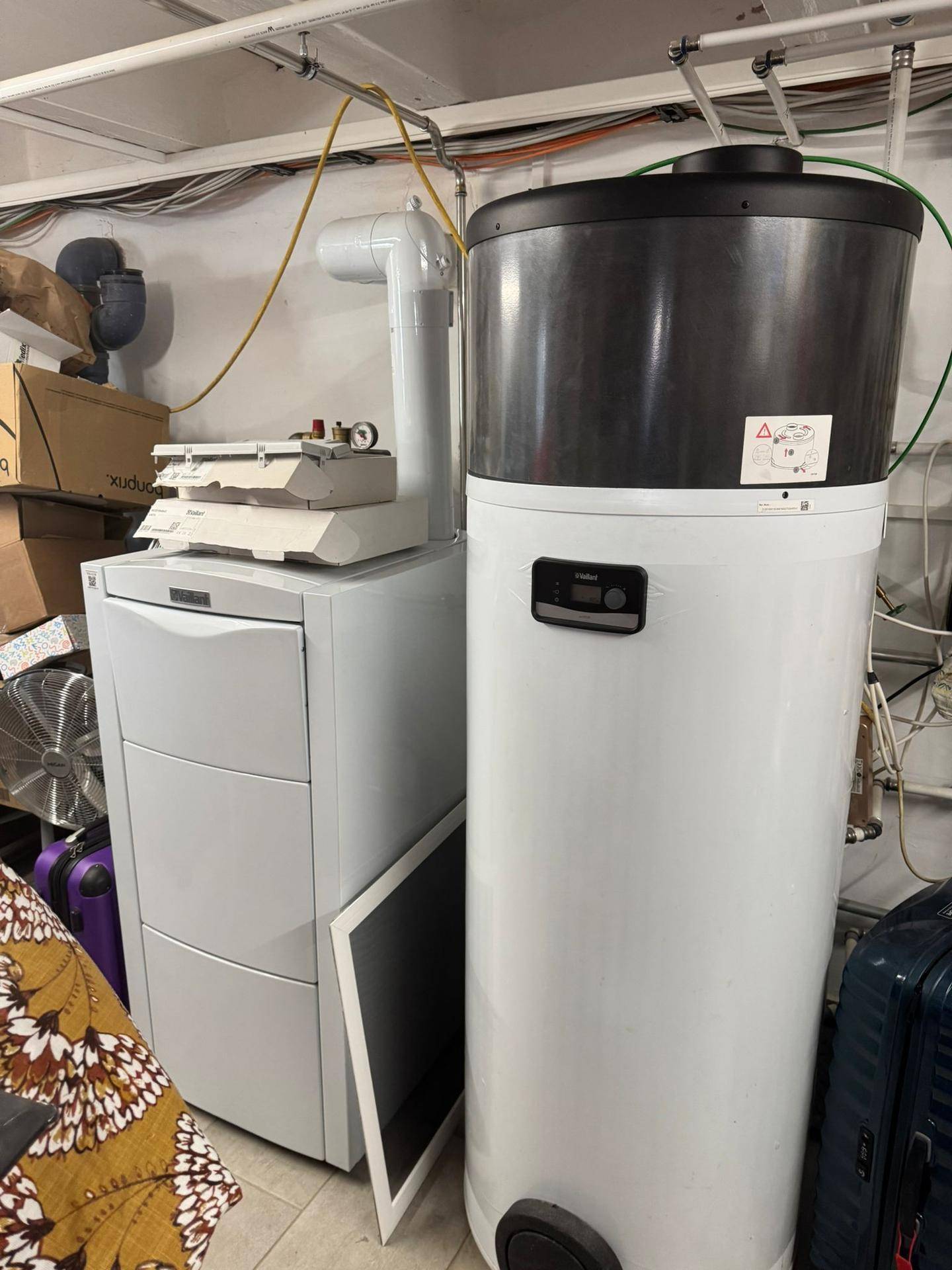 Heizungsraum im Keller mit Wärmepumpe und weiteren technischen Installationen.
