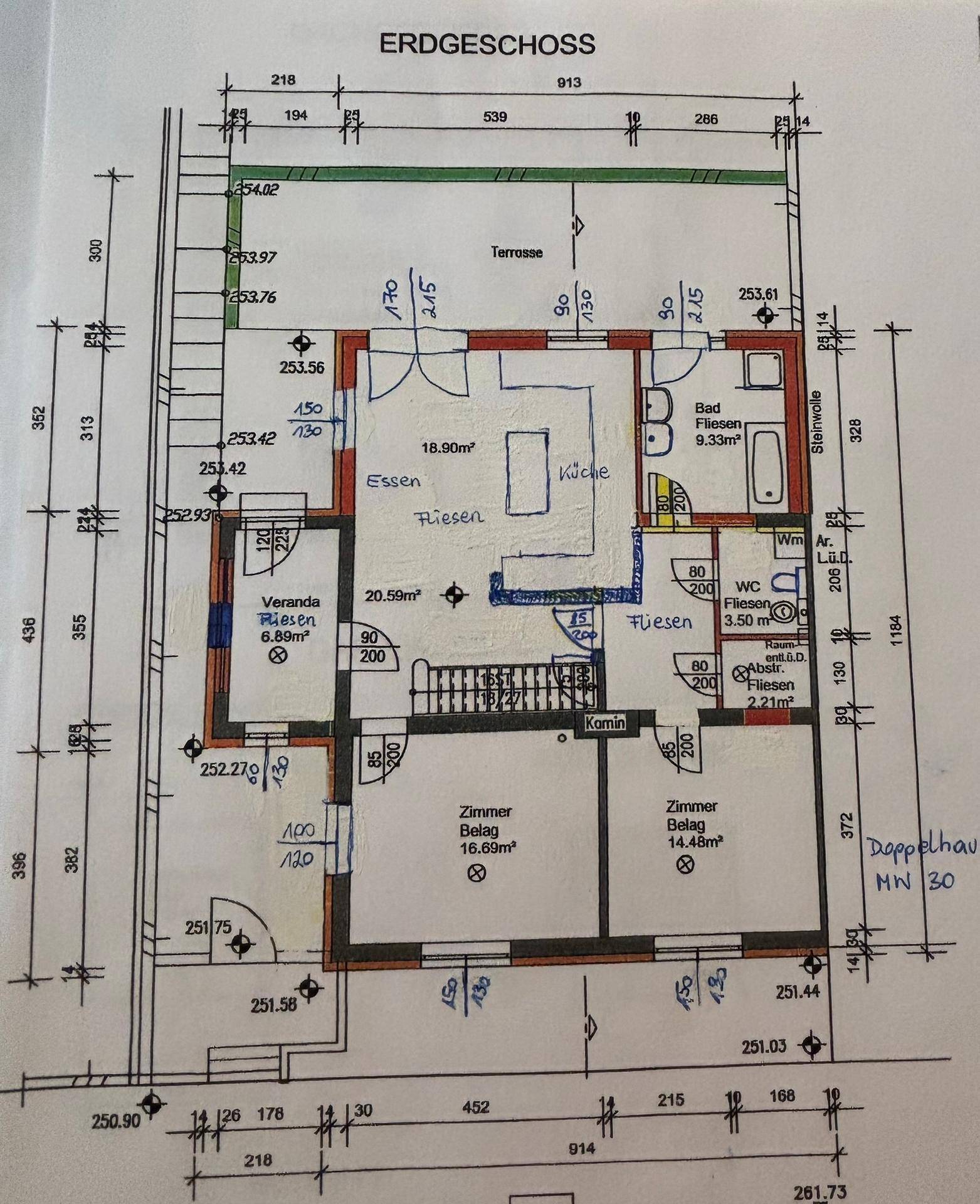 Grundriss des Erdgeschosses mit Küche, Essbereich, Bad, WC und Terrasse.