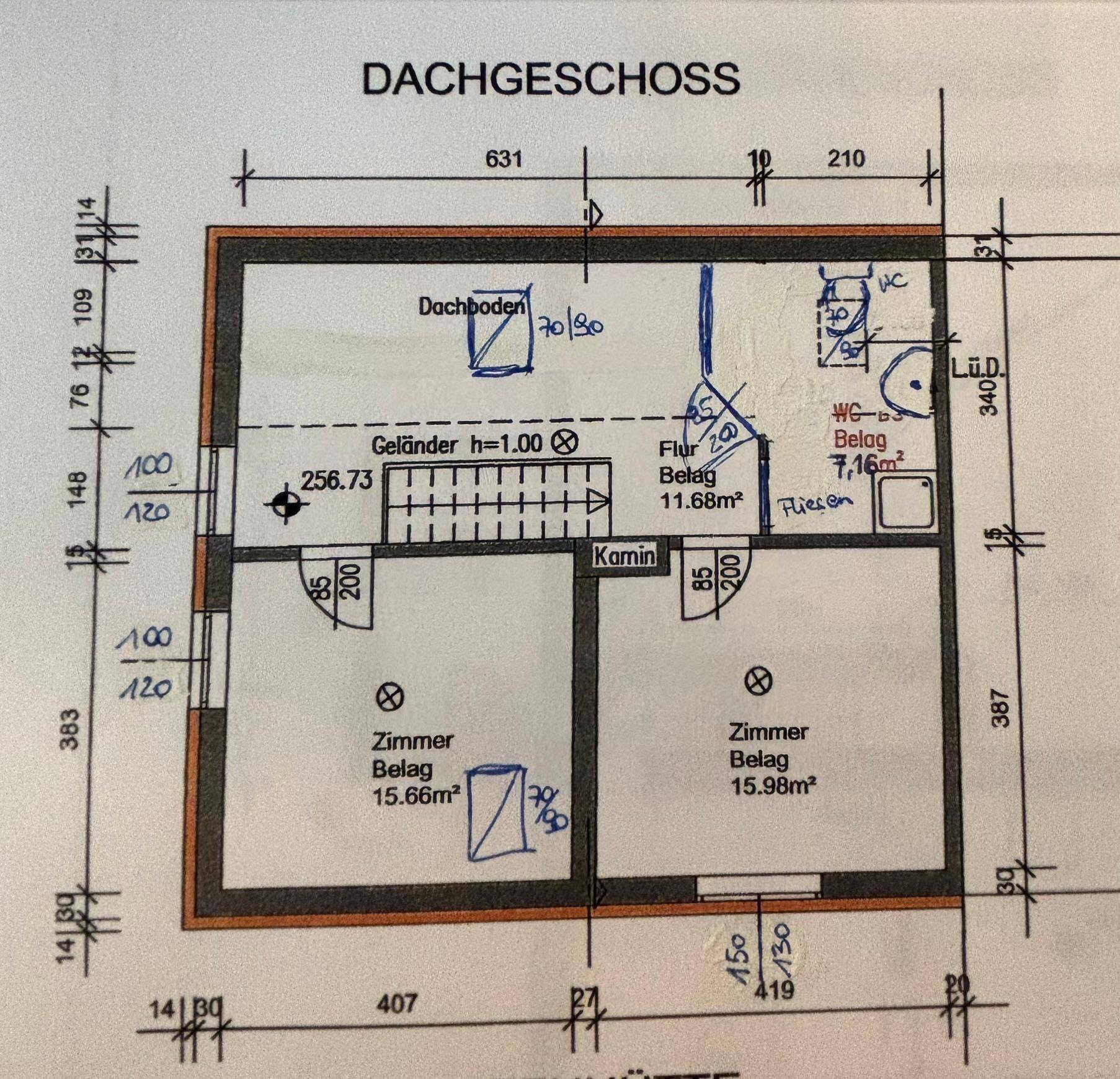 Grundriss des Dachgeschosses mit zwei Zimmern, Flur und WC unter dem Dach.