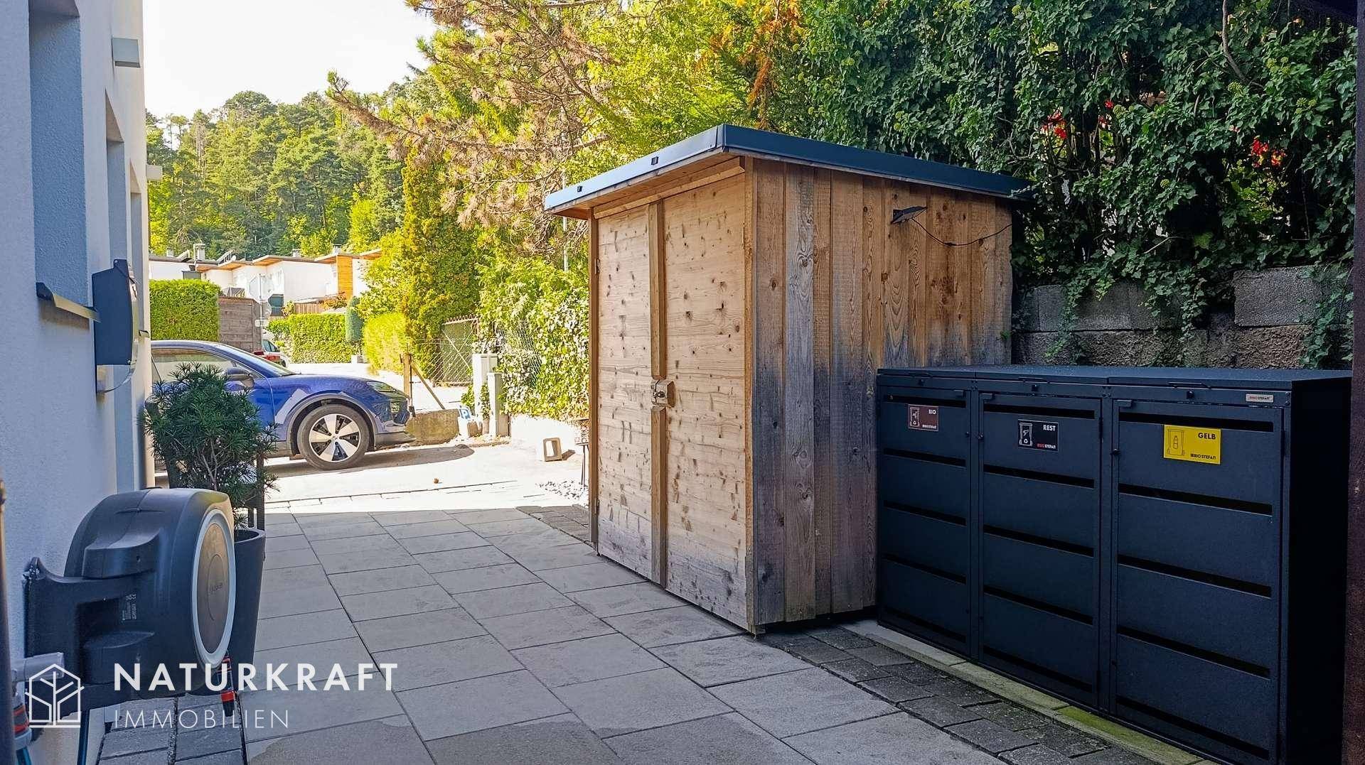 Abstellraum mit eigenem Müllschrank