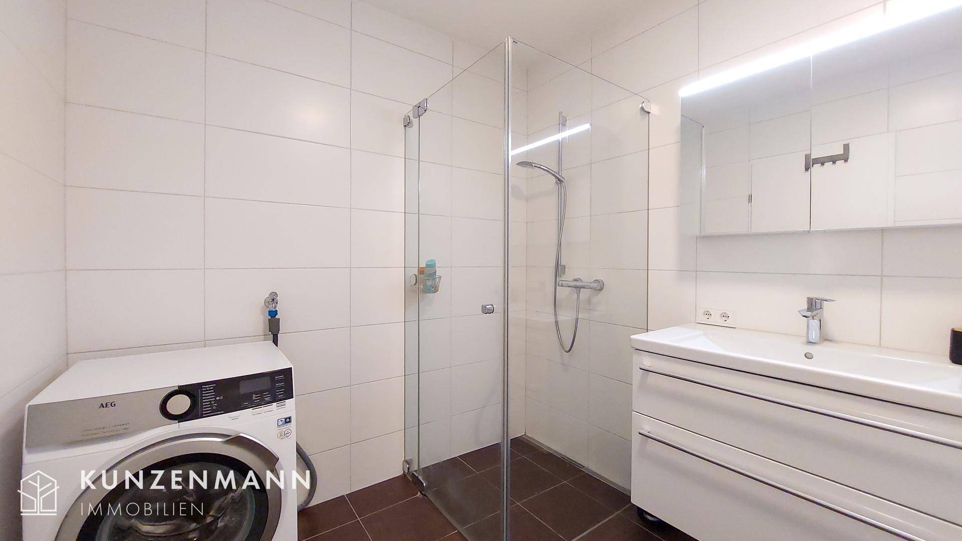 Badezimmer mit Dusche und Wanne