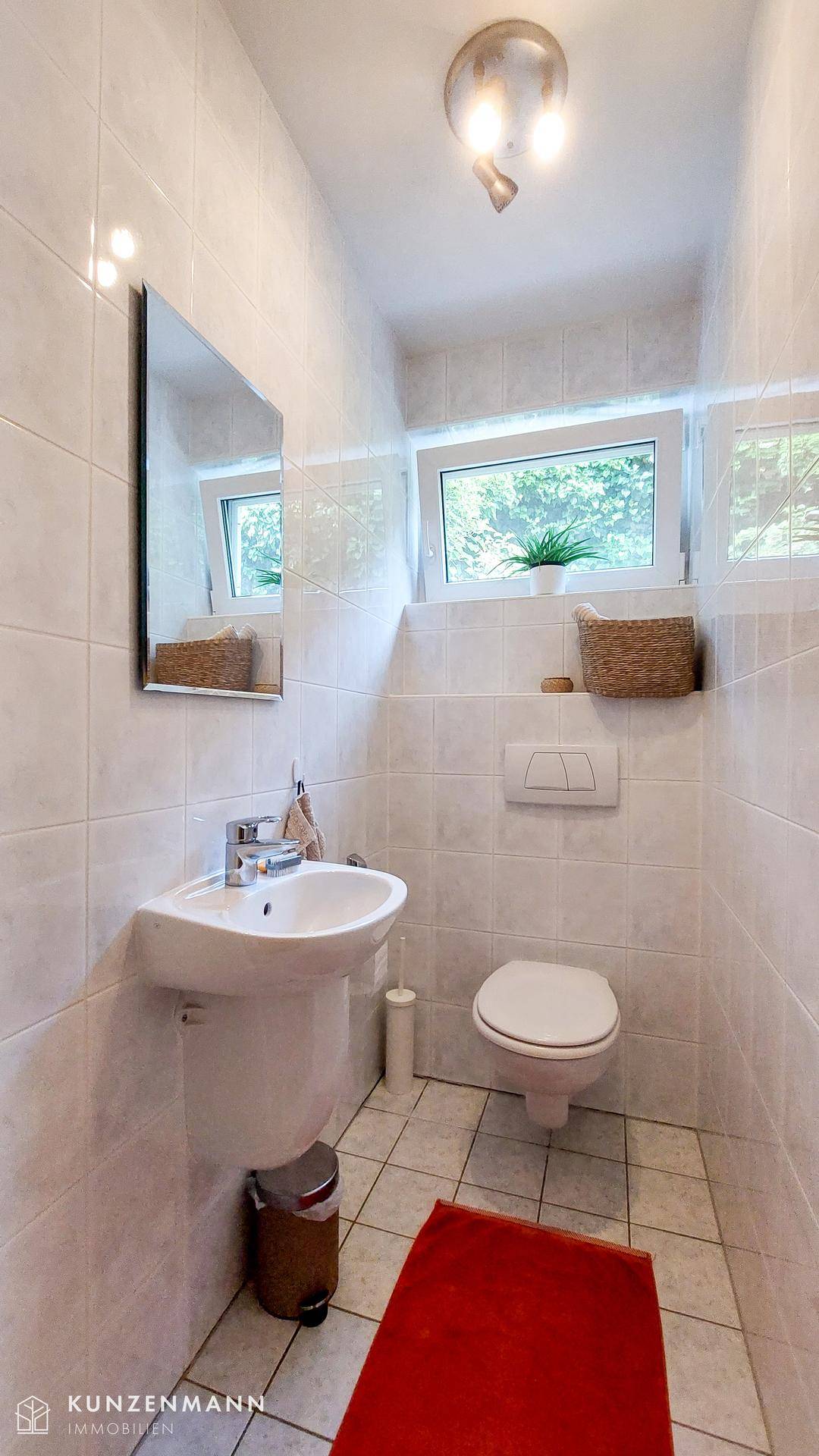 Gäste-WC mit Waschbecken im Erdgeschoß