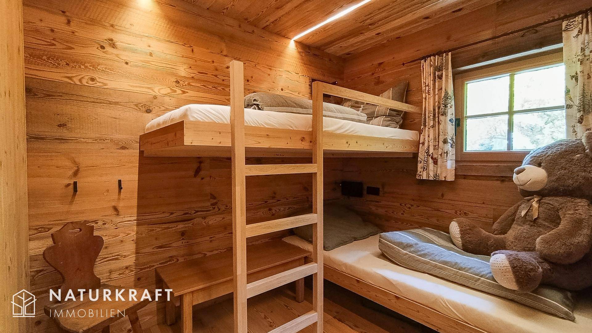 Kinderzimmer mit Etagenbett und Holzeinrichtung im rustikalen Stil, ideal für Gäste.