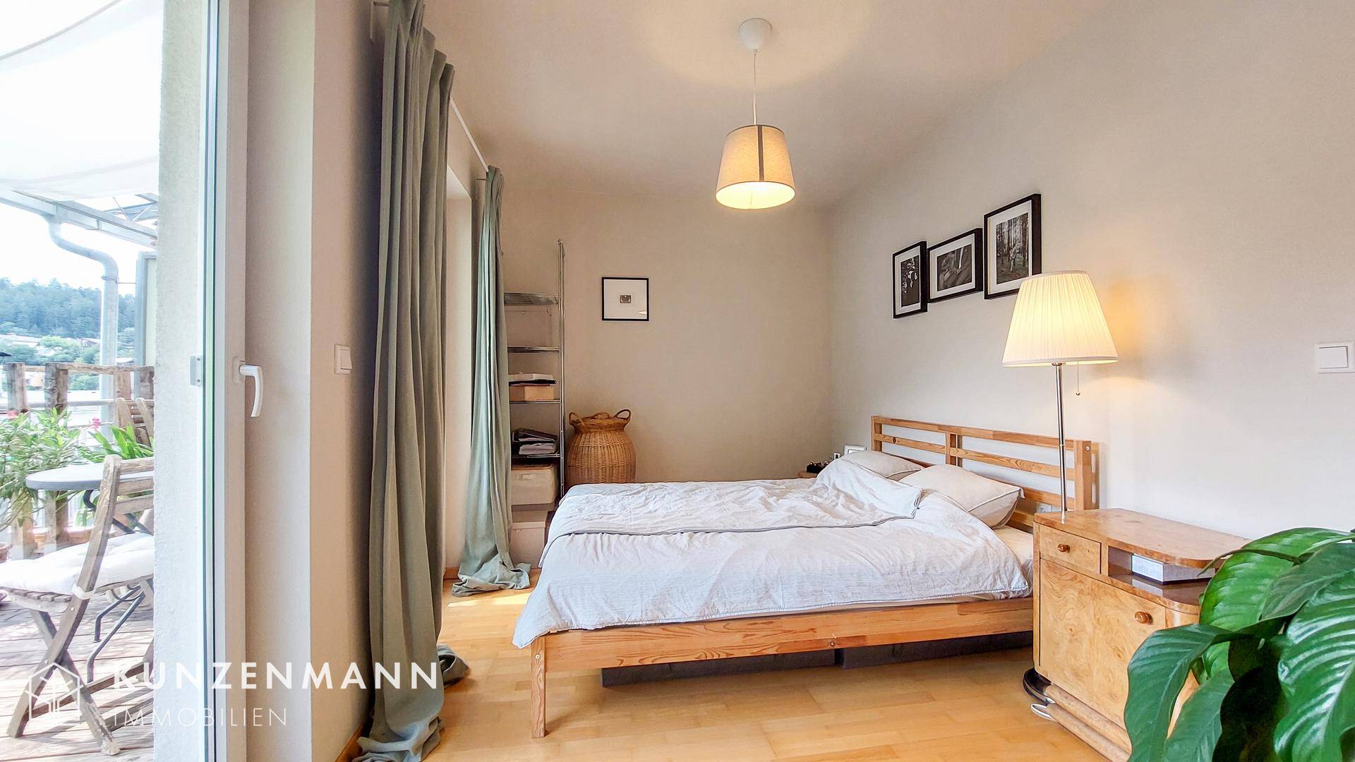Schlafzimmer mit Zugang auf Terrasse