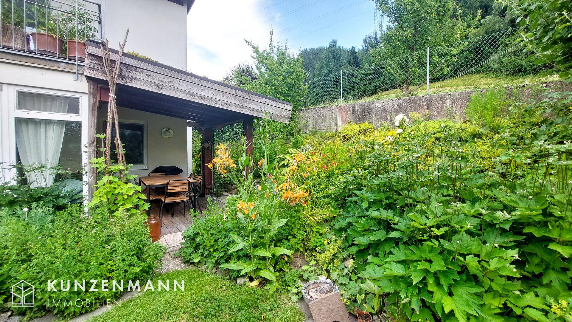 Blick vom Garten zur Pergola