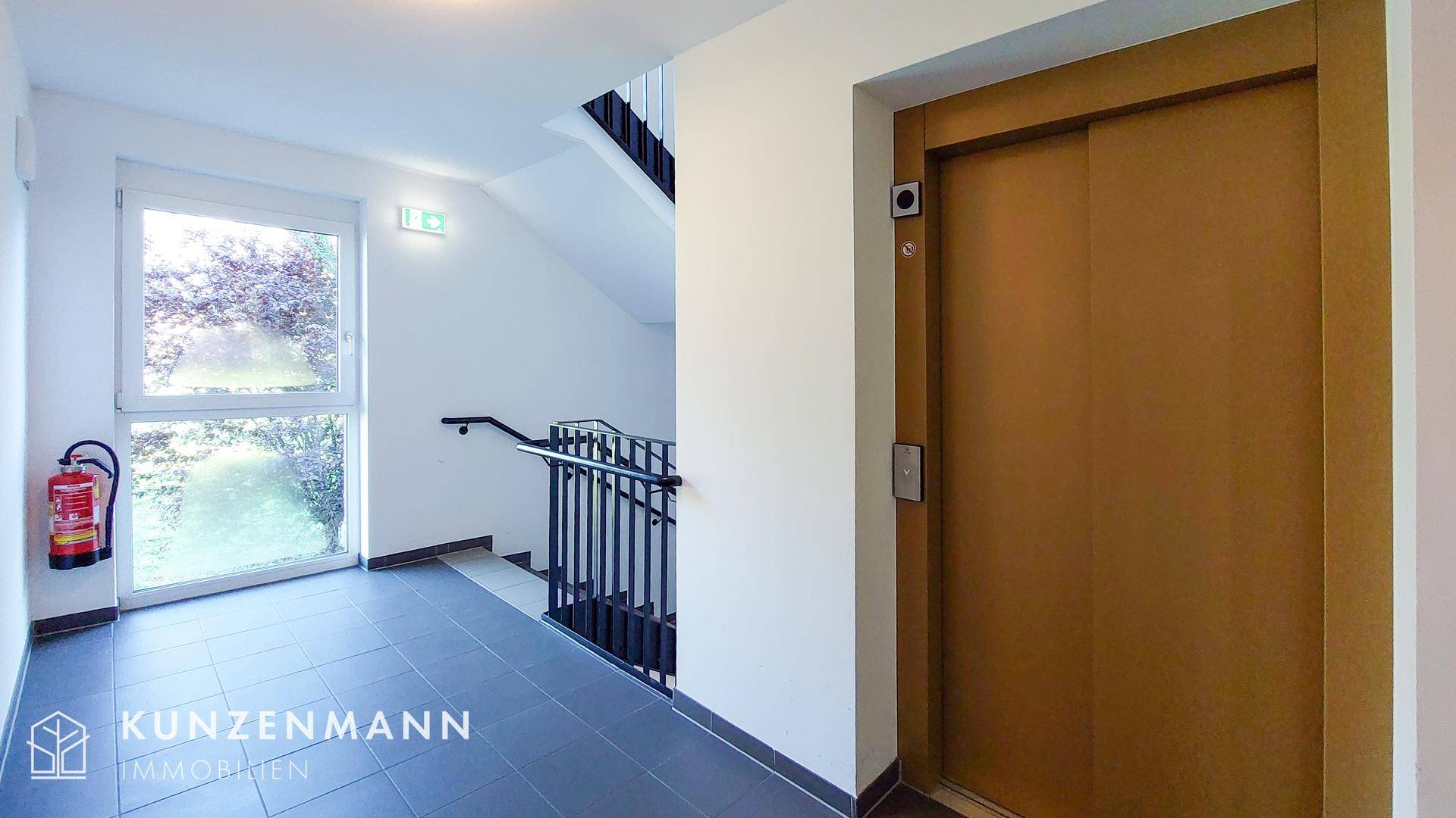 Stiegenhaus mit Lift