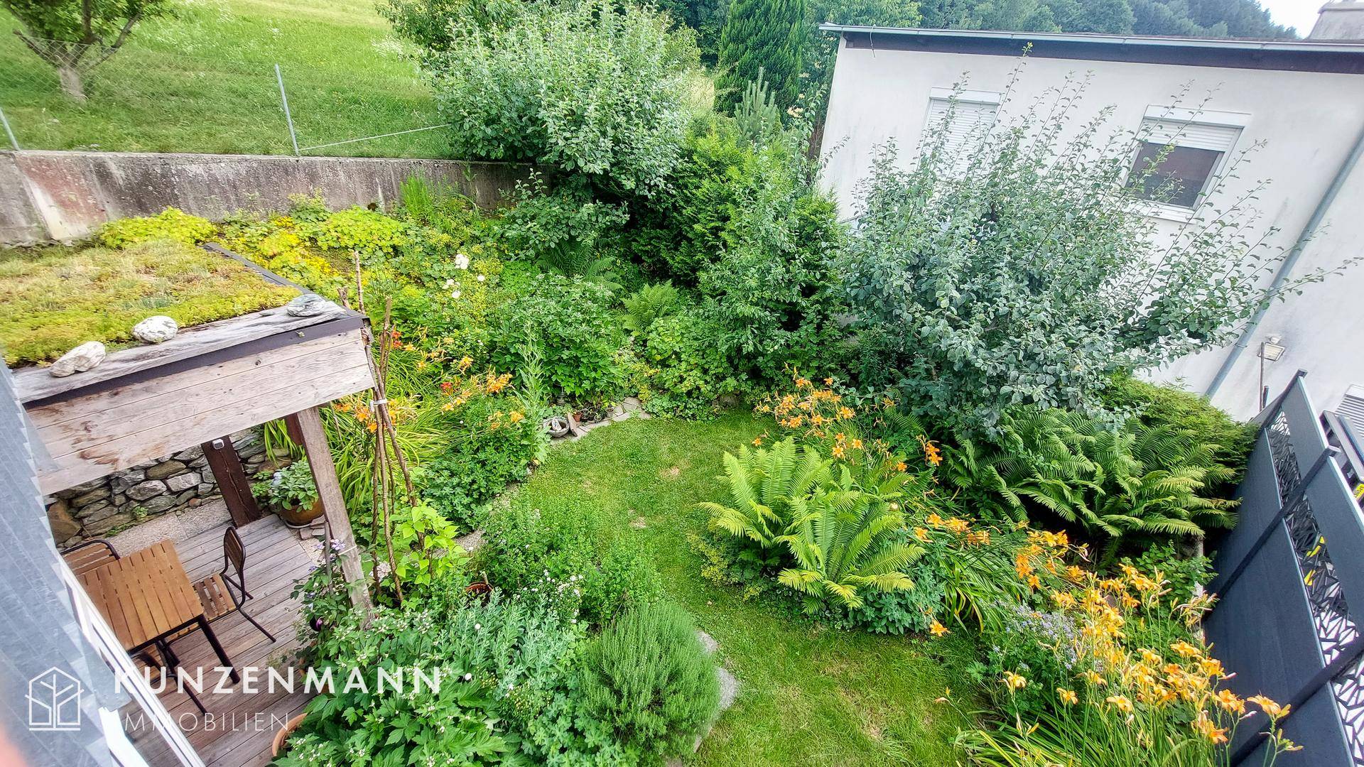 Blick vom Obergeschoß in den Garten