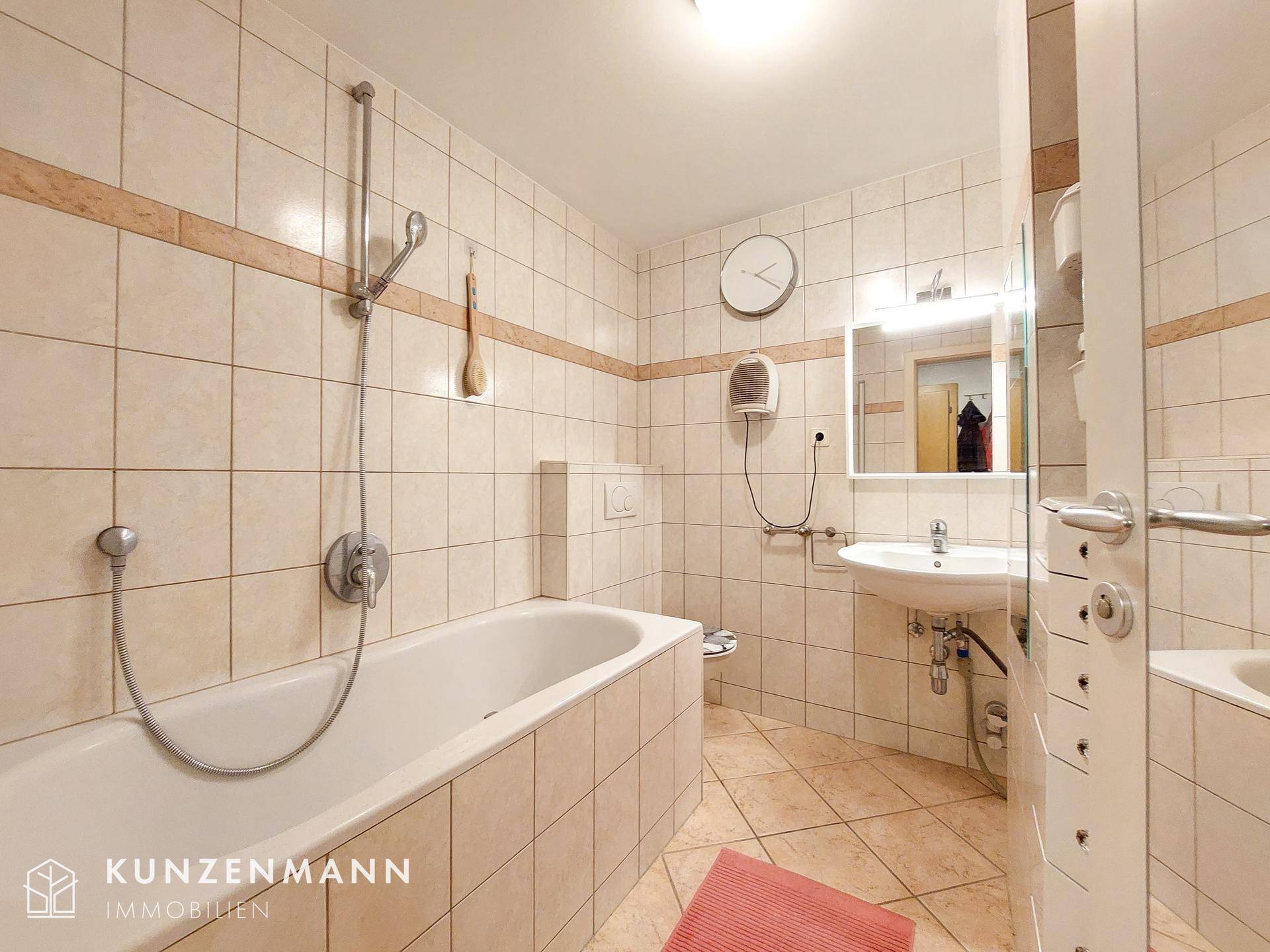 Badezimmer mit Wanne und WC