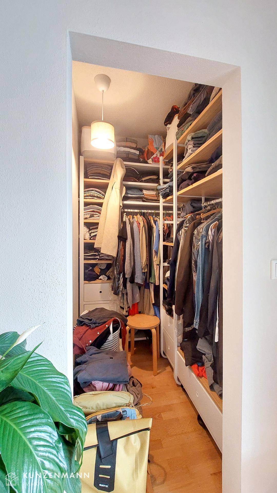 Begehbarer Kleiderschrank