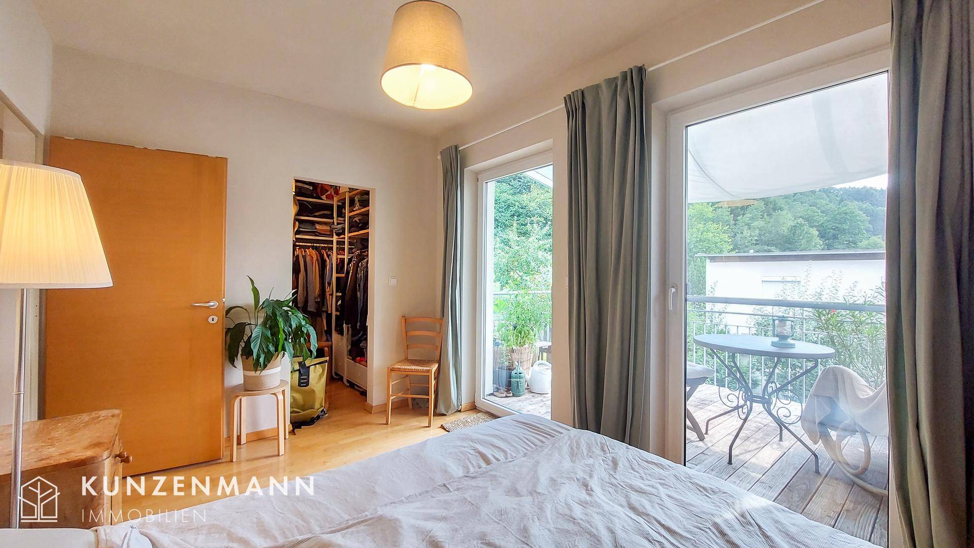 Schlafzimmer mit Blick ins Grüne und begehbarem Kleiderschrank