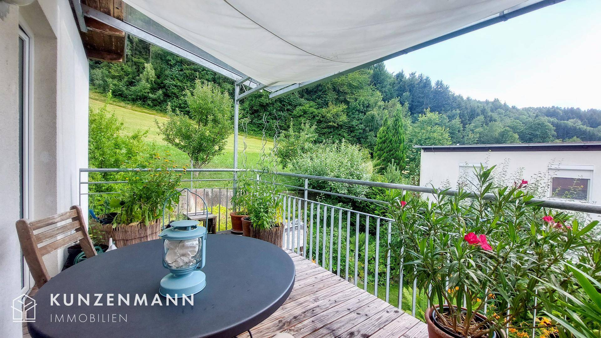 Terrasse mit Glasdach überdacht im Obergeschoß