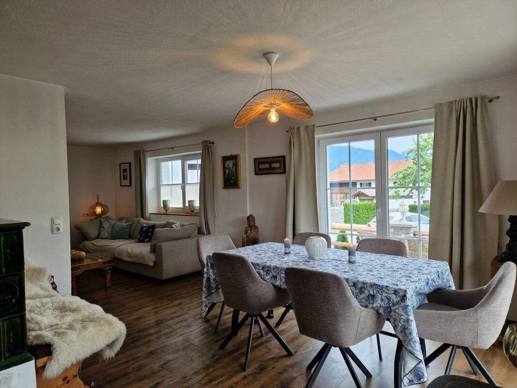 Gemütlicher Wohn-Essbereich mit Kamin und Zugang zur Terrasse
