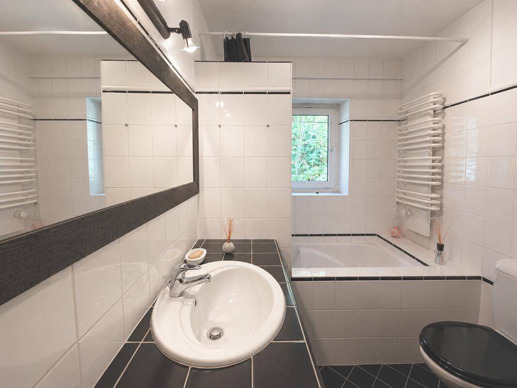 Bad mit Badewann im EG