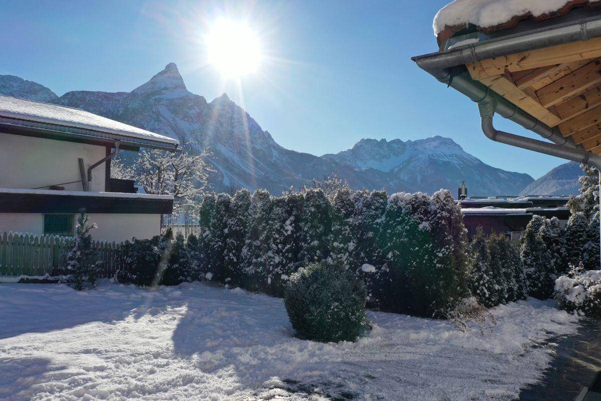 Garten mit Blick zur Sonnenspitze und Mieminger Kette