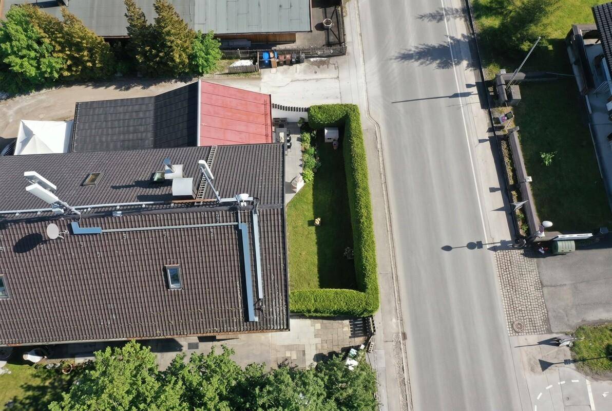 Luftaufnahme des Hauses mit langem, schmalem Gartenstreifen und angrenzender Straße.