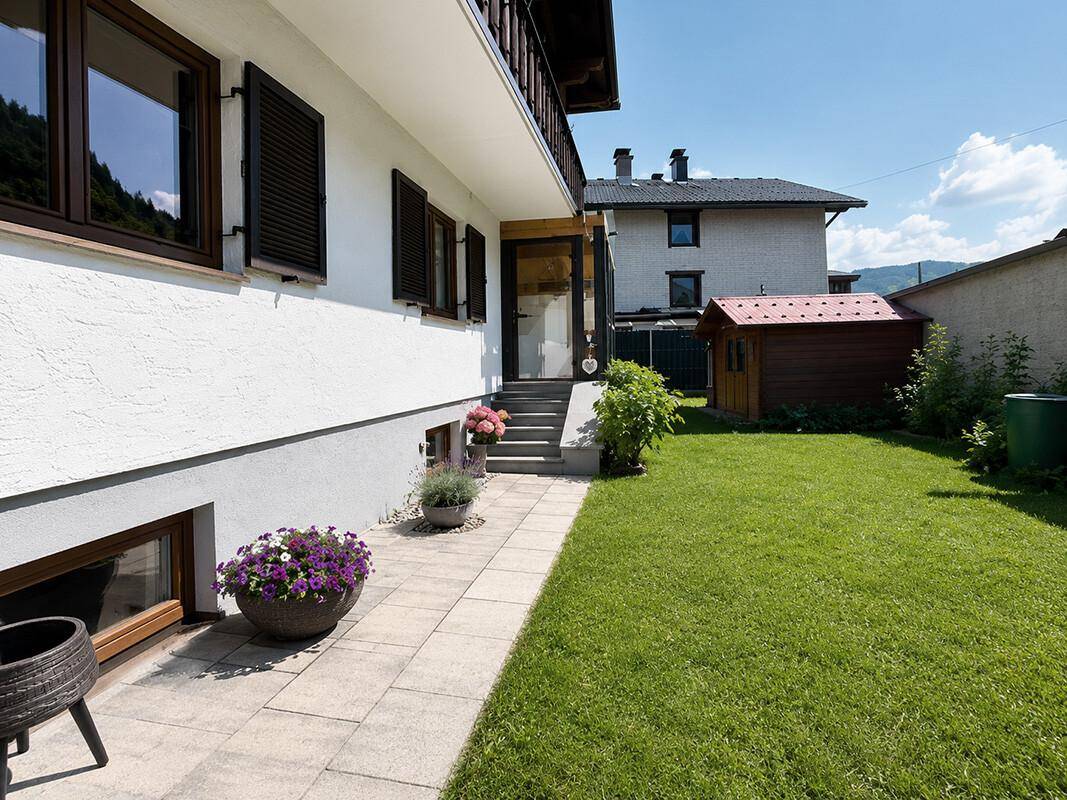 Zugang zur Terrasse durch den pflegeleichten Garten