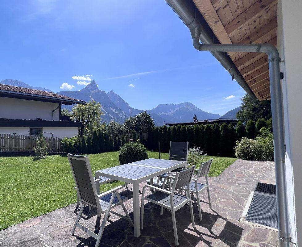 EG Terrasse mit Bergblick