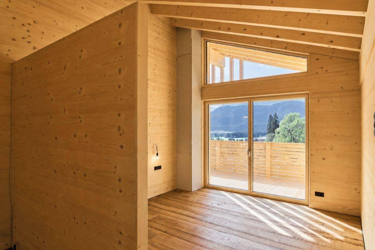Schlafzimmer mit großen Panoramafenstern