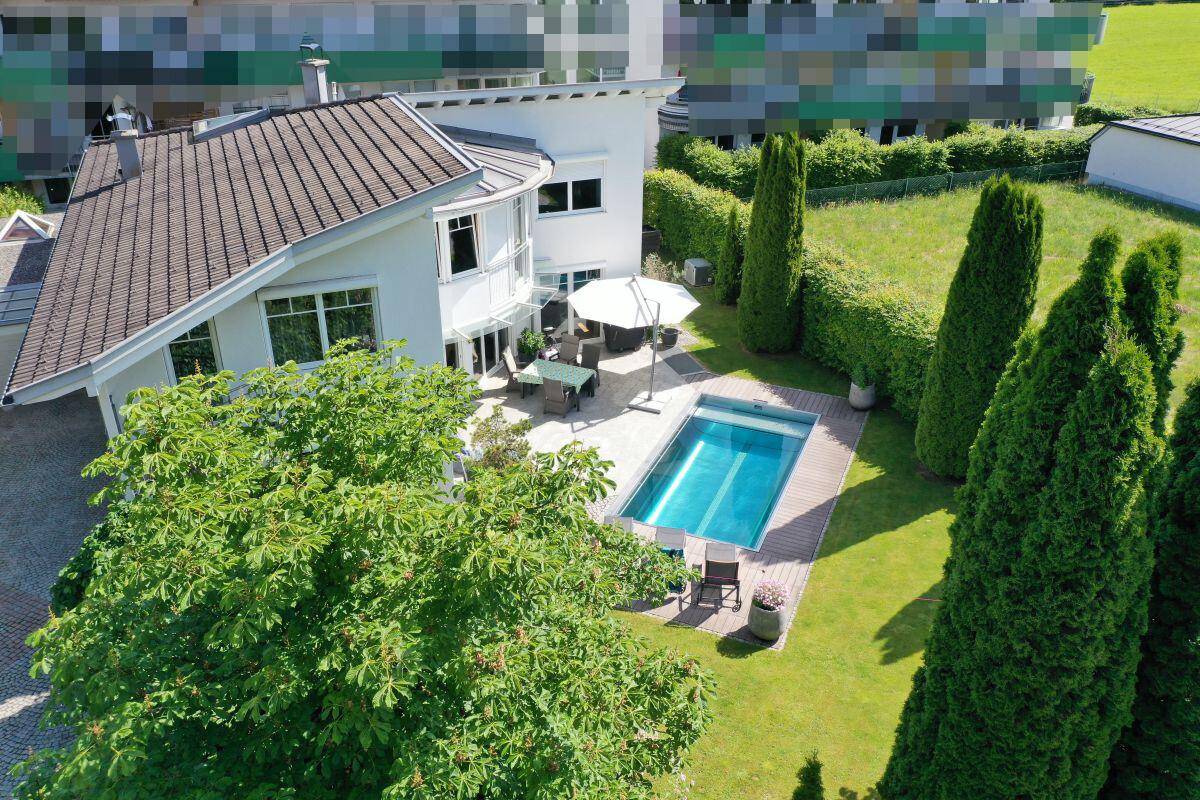 Weitläufige Luftaufnahme des Anwesens mit Pool, Garten und der umgebenden Natur.