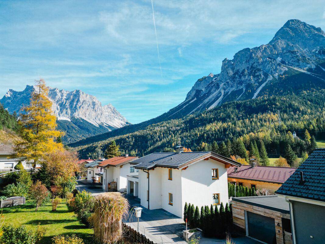 Malerische Ansicht des Hauses in einer Berglandschaft mit umliegenden Wohnhäusern.