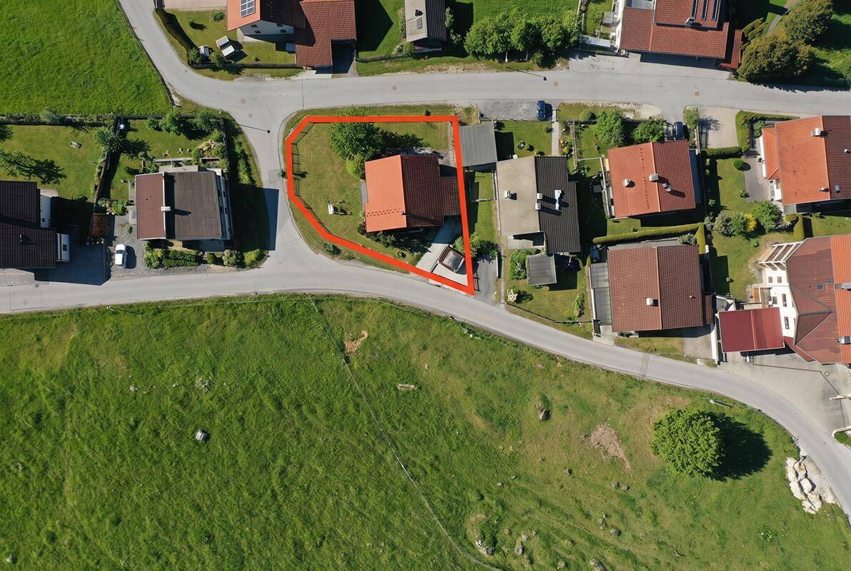 Luftaufnahme der Wohnsiedlung mit markiertem Grundstück in ländlicher Umgebung.