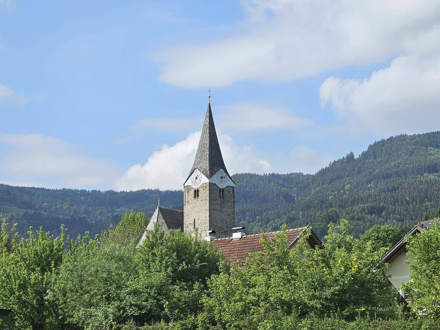 Blick auf die Kirche im Ort